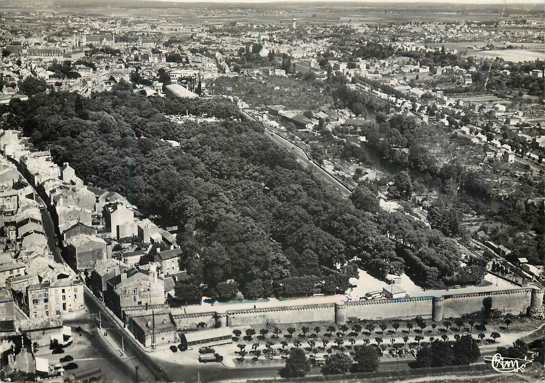 CPM Poitiers Vienne Vue aerienne Le Parc de Blossac et les anciens rempards de la Ville