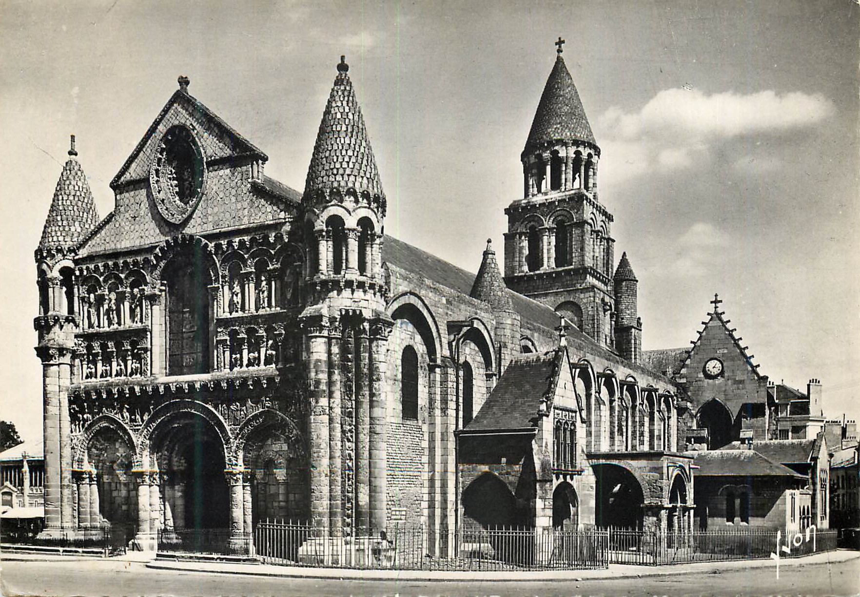 CPM Poitiers Vienne Eglise N D la Grande ix xiv s