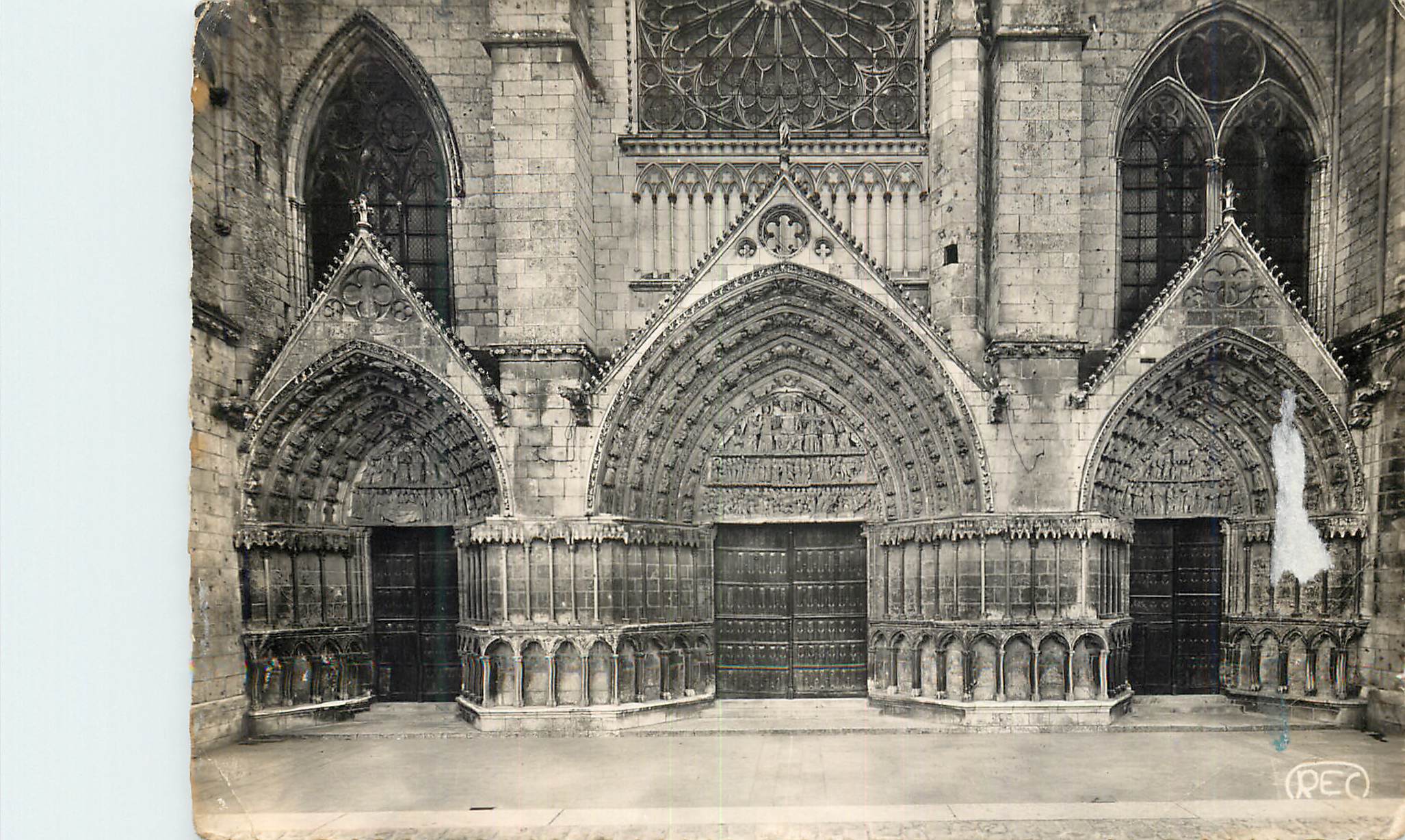 Porche de la Cathédrale Saint-Pierre — XIIe au XIVe siècles — M. ROUSSEL, Photo-Éditeur
