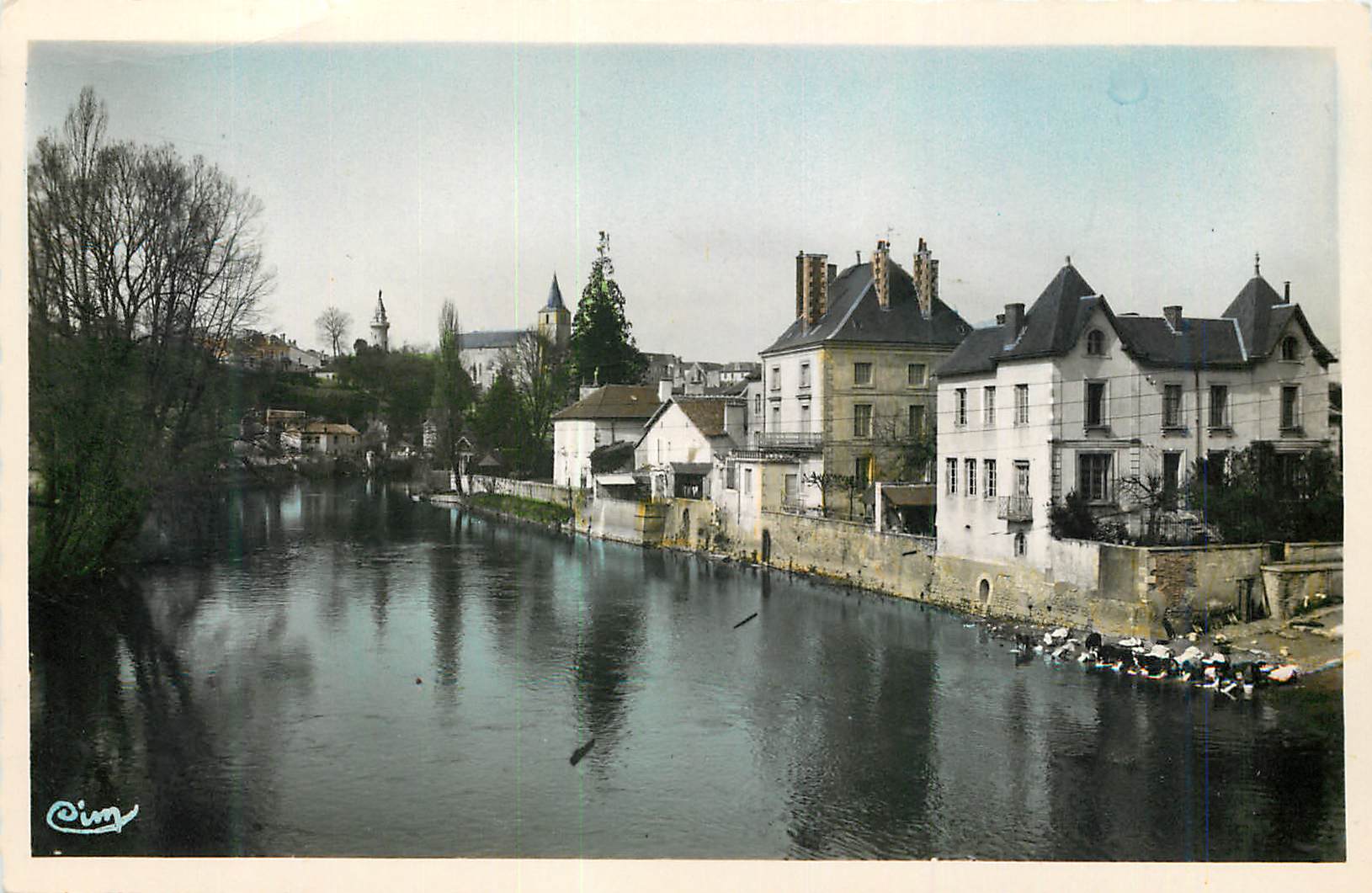 CPM Montmorillon Vienne Sur les bords de la Gartempe Vue prise du Pont neuf