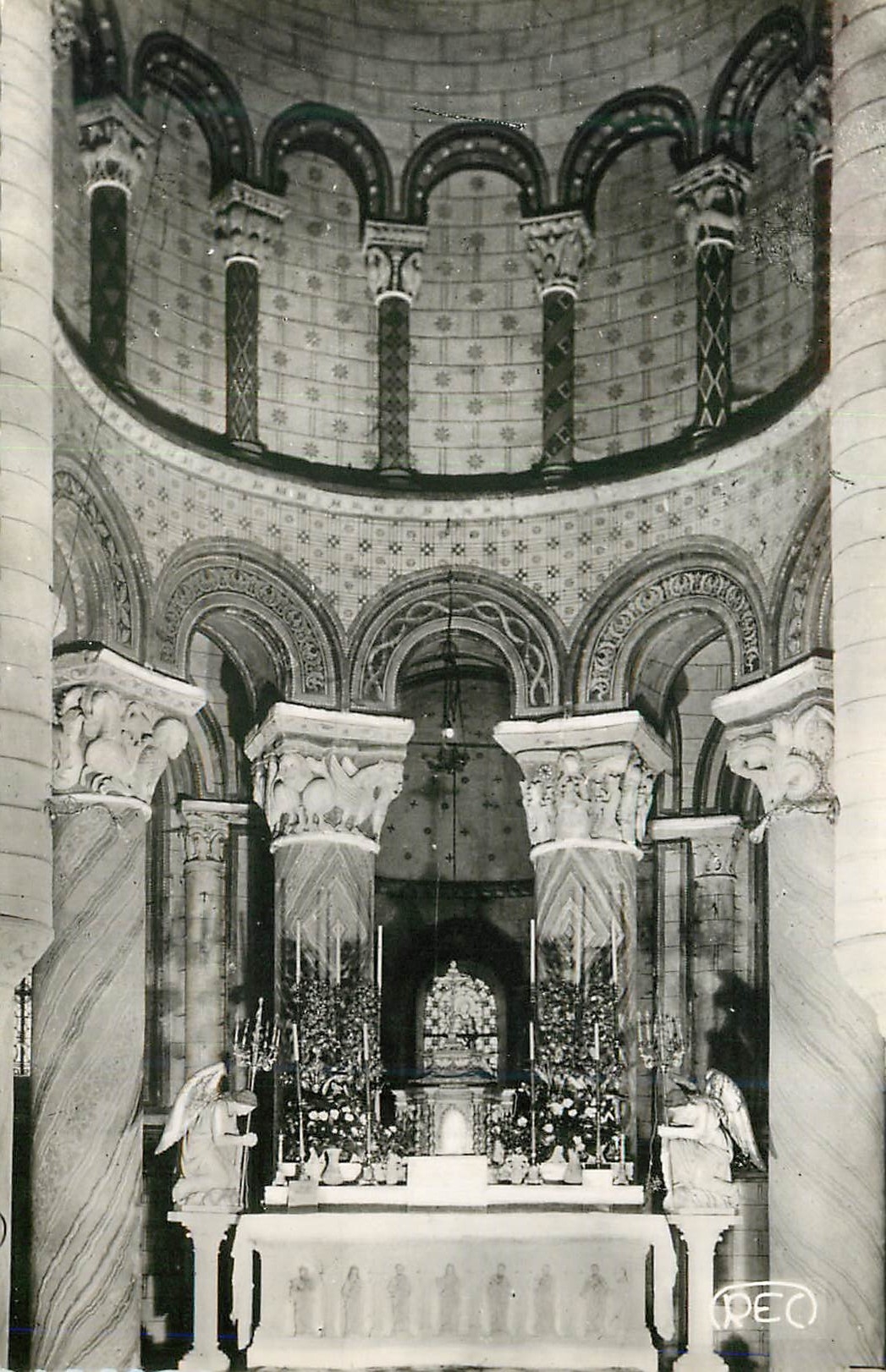 CPM Chauvigny Vienne Eglise St Pierre xi et xii Siecles Maitre Autel et ensemble des Chapiteaux