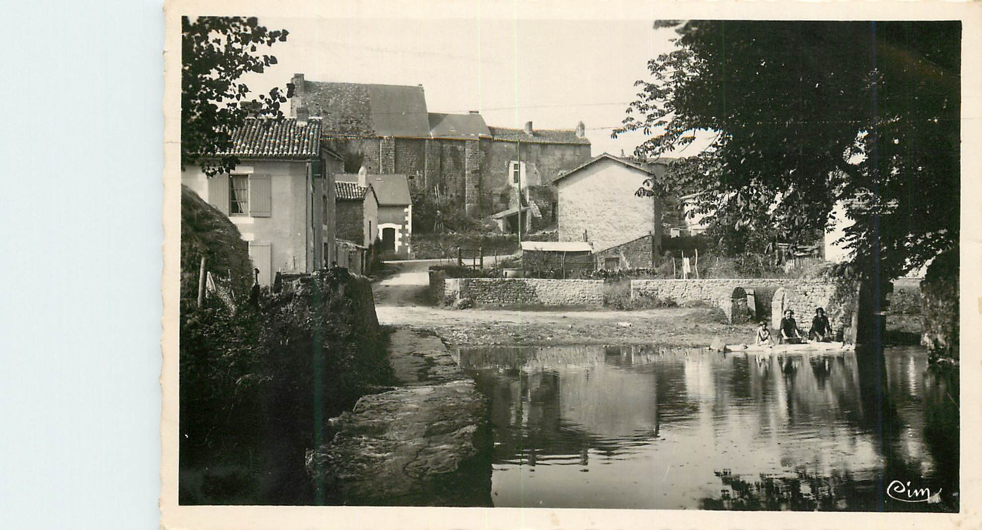 CPM Vivonne Vienne La Vieille et le Palais