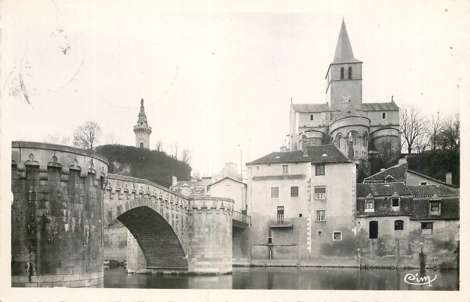 CPM Montmorillon Vienne Le Vieux Pont La Vierge du Chateau et l Eglise Notre Dame