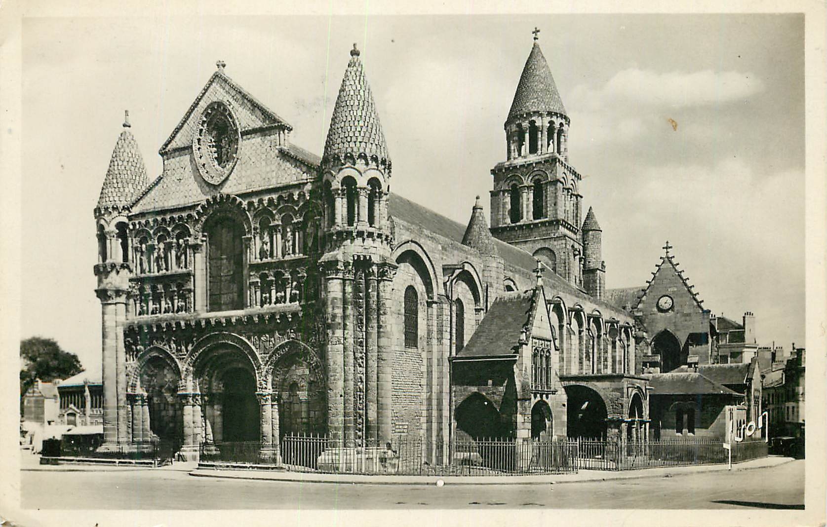 CPM Poitiers Vienne Eglise N D la Grande