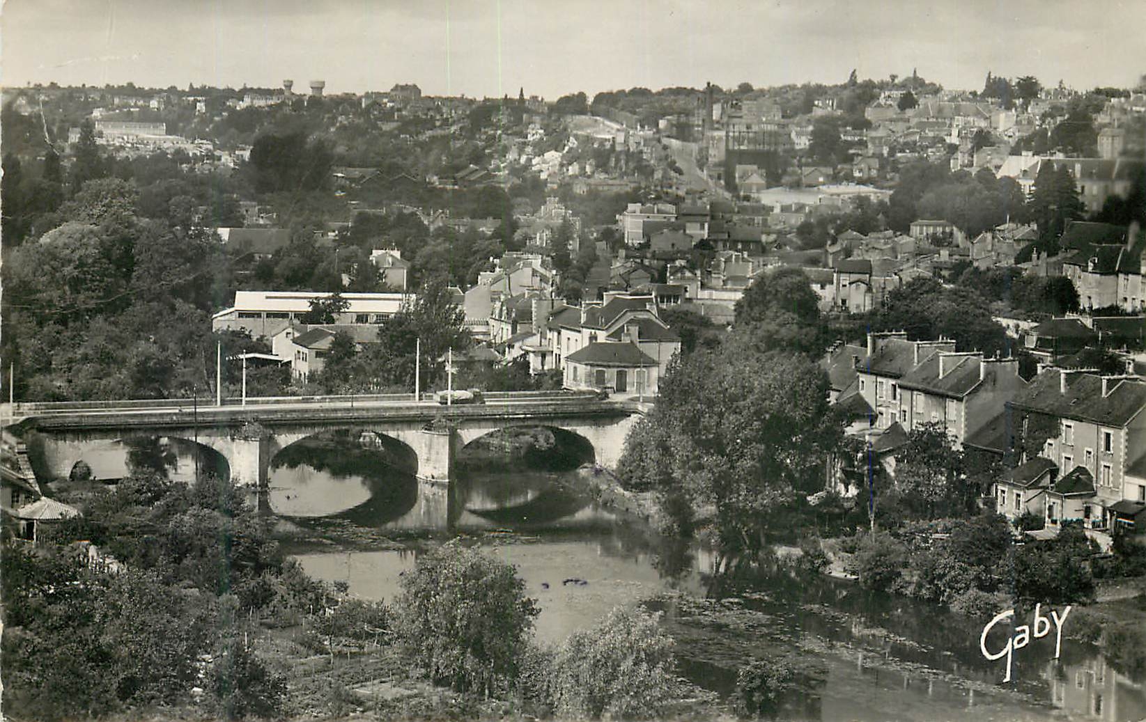 Vue générale de Poitiers — Le Clain et le Pont Neuf — Gaby