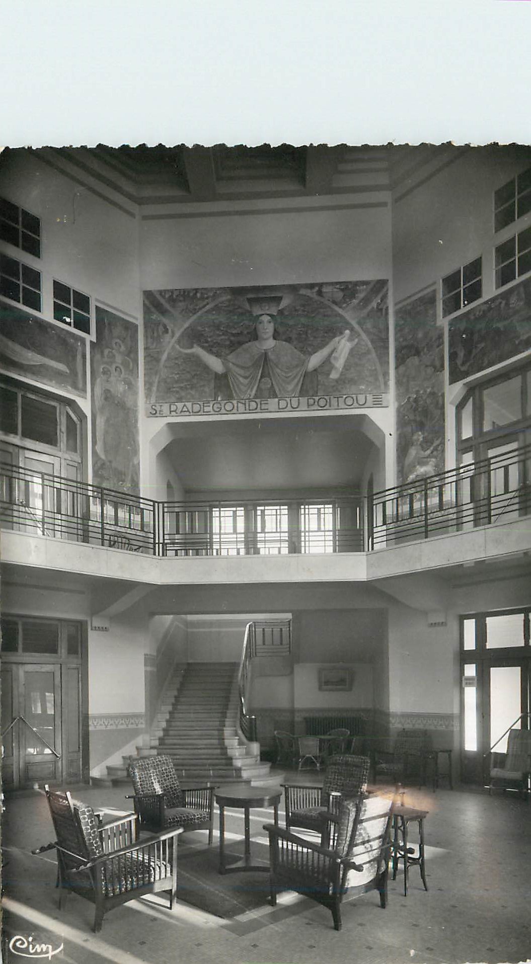 CPM La Roche Posay les Bains Vienne Hall d Entree de l Establissement Thermal