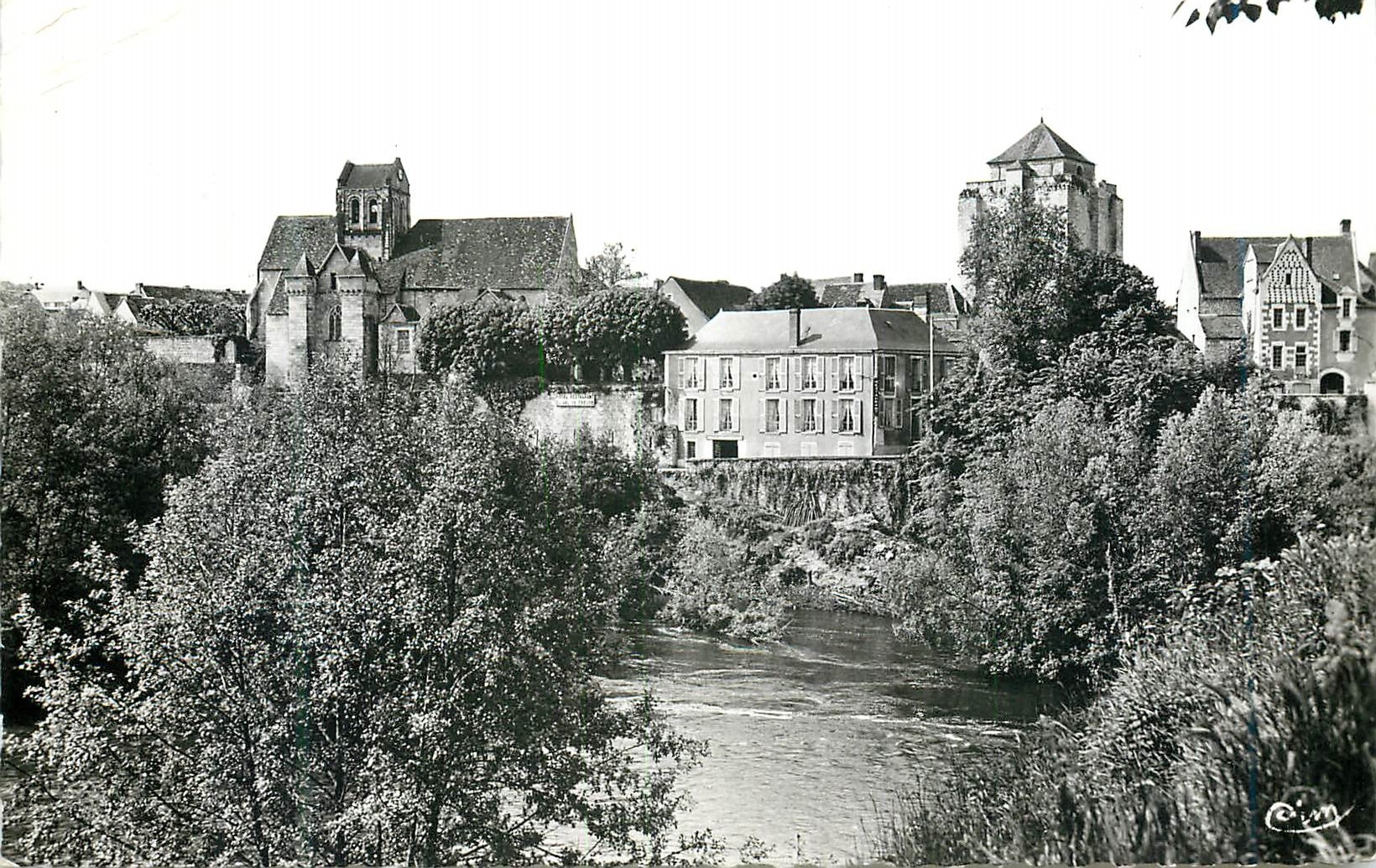 CPM Roche Posay les Bains Vienne Le Donjon x s l Eglise fortiflee xii et xiv et l Hostellerie du Val de Creuse
