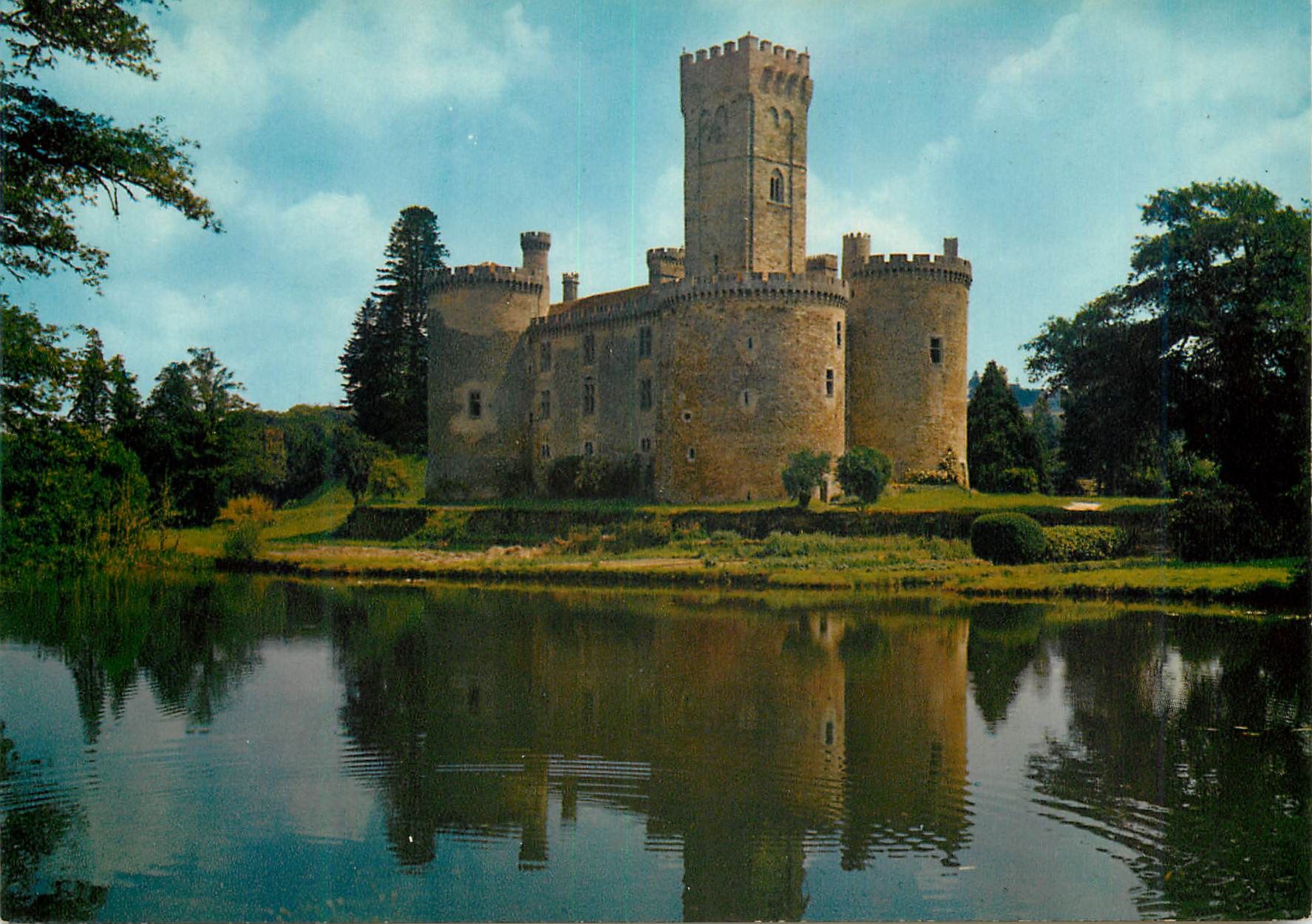 CPM Aux limites Nord de la Dordogne le Chateau de Montburn Haute Vienne