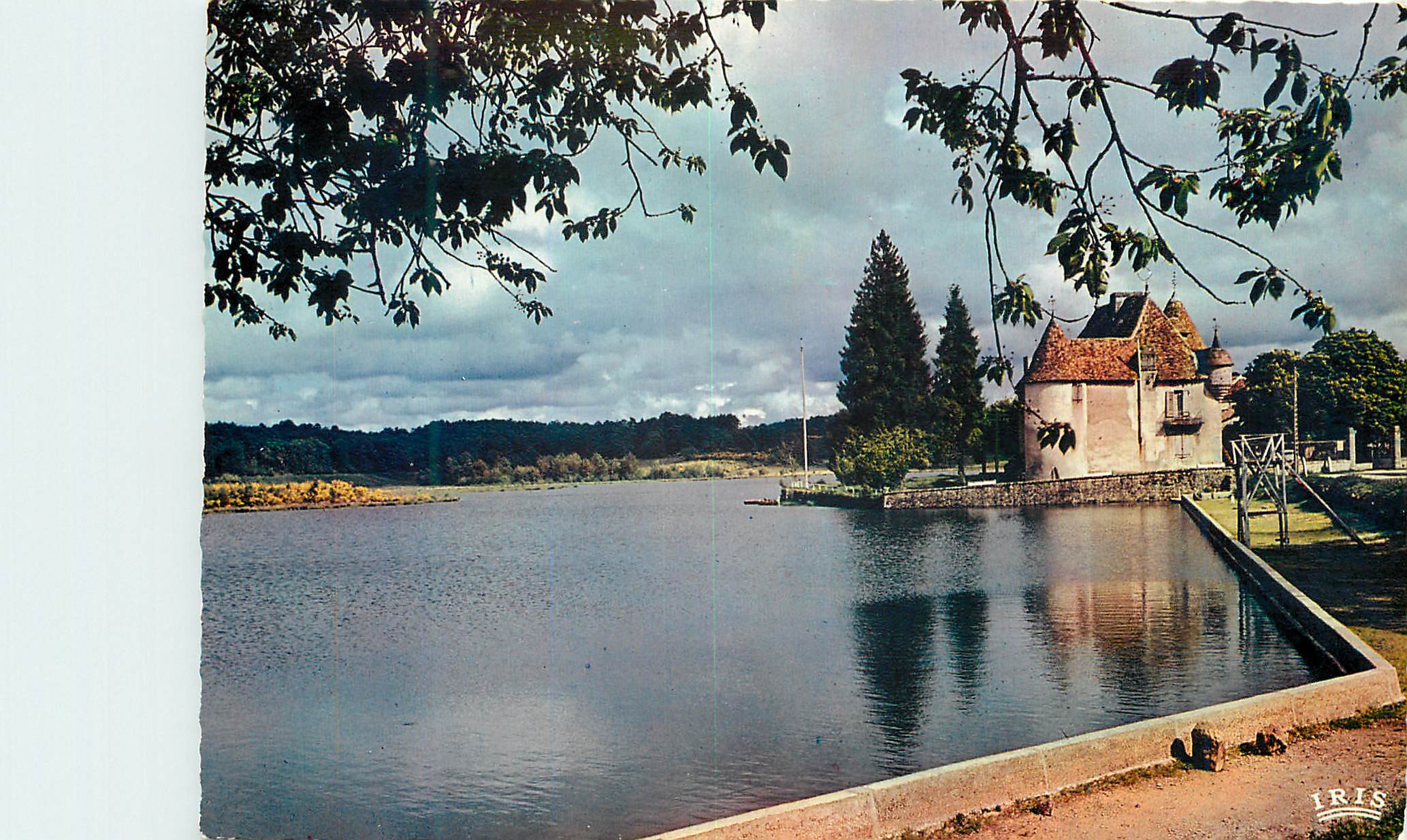 Château et étang de Ballerand — Aux confins du Limousin et du Périgord — Éditions Modernes & Théolias