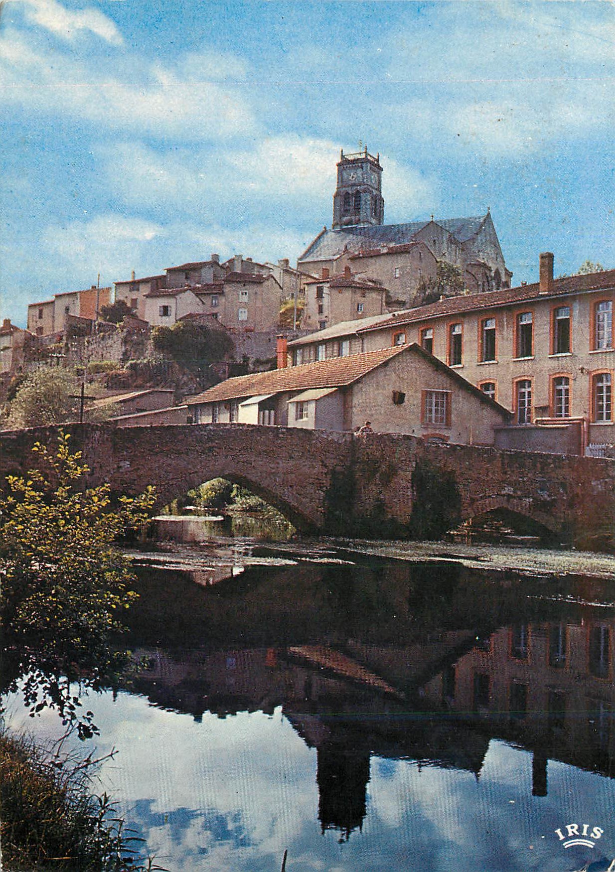 CPM Le Haute Vienne Touristique Bellac Dominant le cours du Vincou et le pont de pierre du siecle le cocher carre de l e
