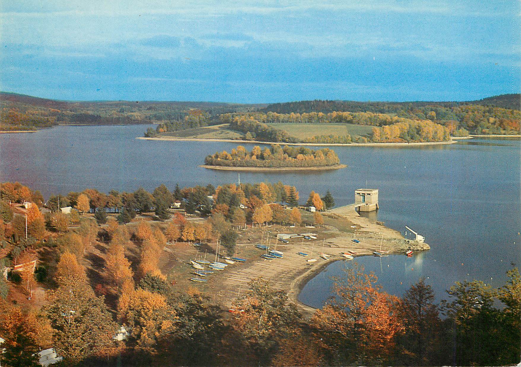 CPM Le Limousin Pittoresque Entre Peyrat Le Chateau et Royere Le lac de Vassiviere