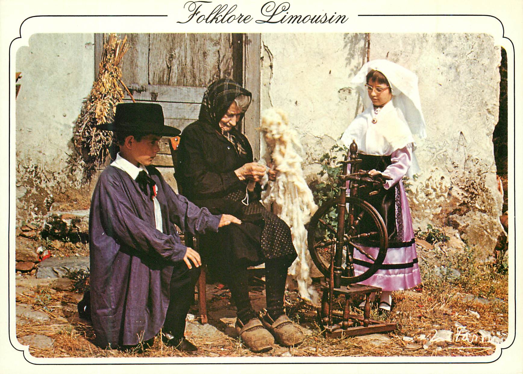 CPM Folklore Limousin Limousins du Groupe Folklorique d Isle H V La Fileuse