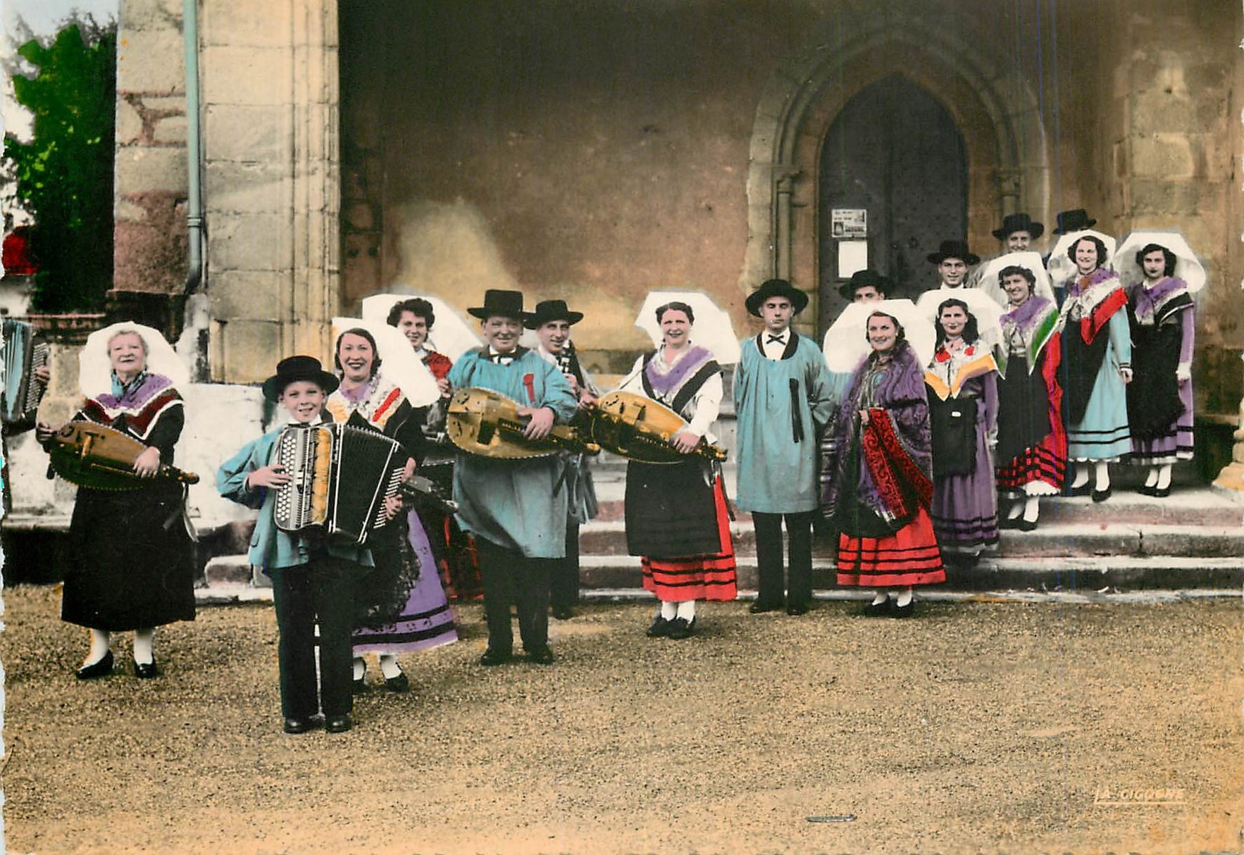 CPM Le Limousin Pittoresque La Nago sort de l Eglise Folklore
