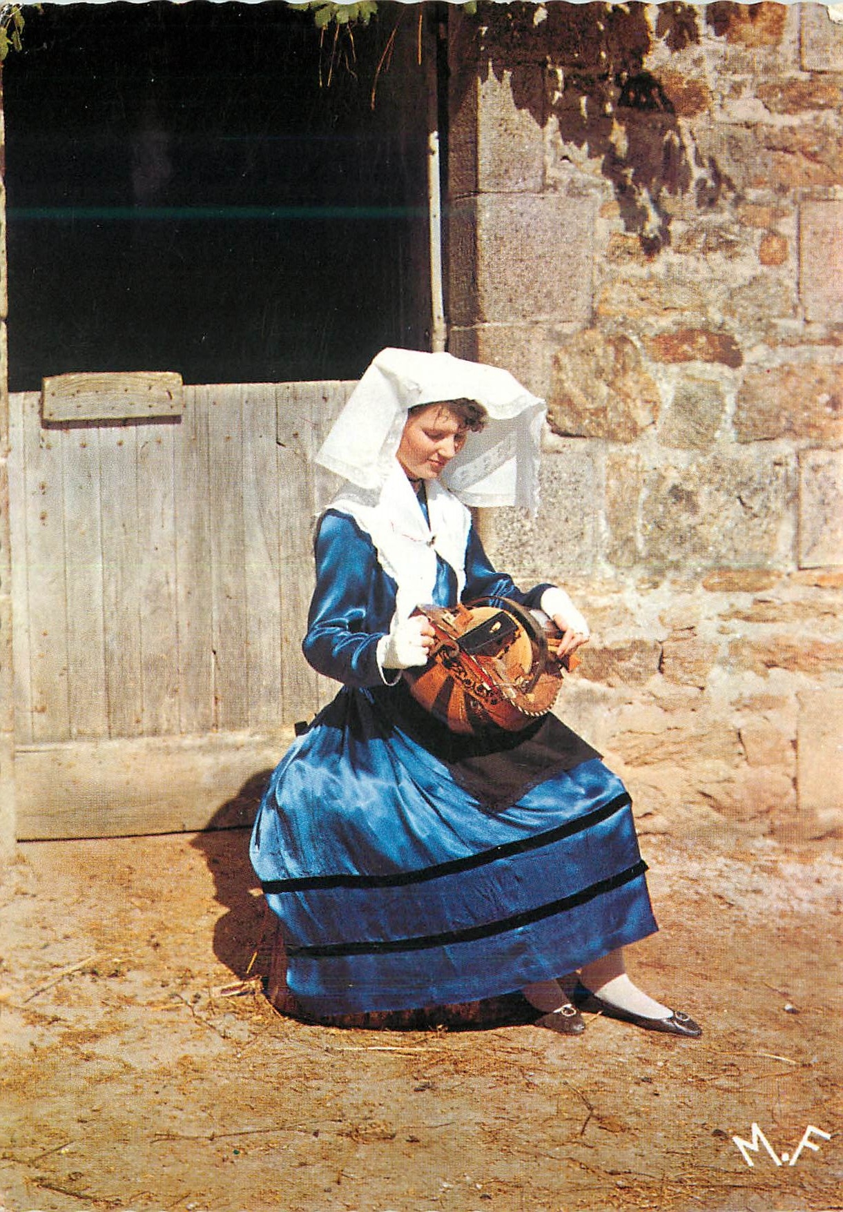 Jeune fille en costume traditionnel — Limousin — Edition M. EARLON, n° 2F