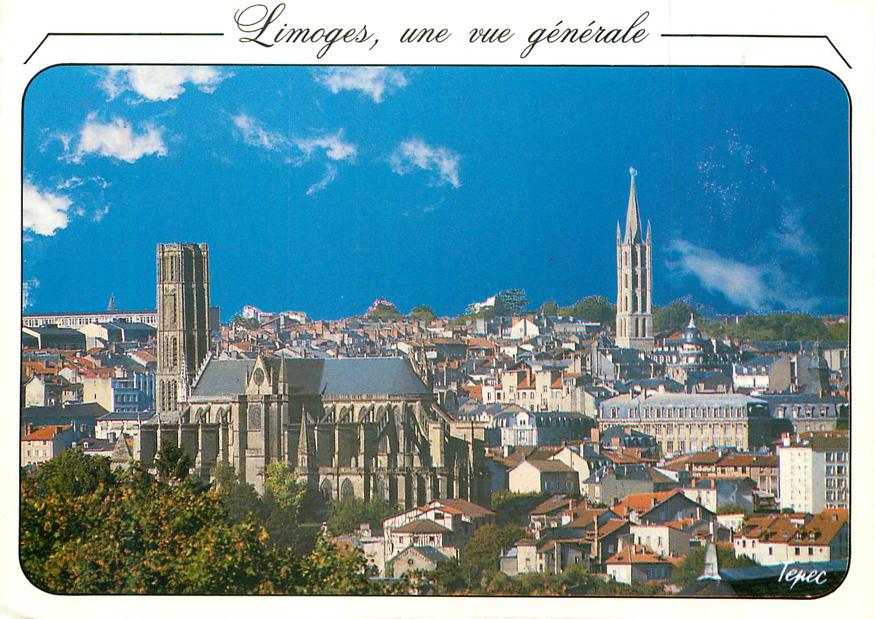 CPM Limoges une vue generale Au premiere plan la cathedrale St Etienne puis le cocher St Michel centre ville