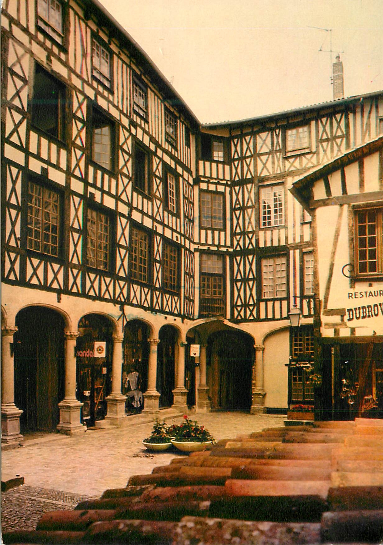CPM Capitale du Limousin Le vieux Limoges restaure La cour du Temple