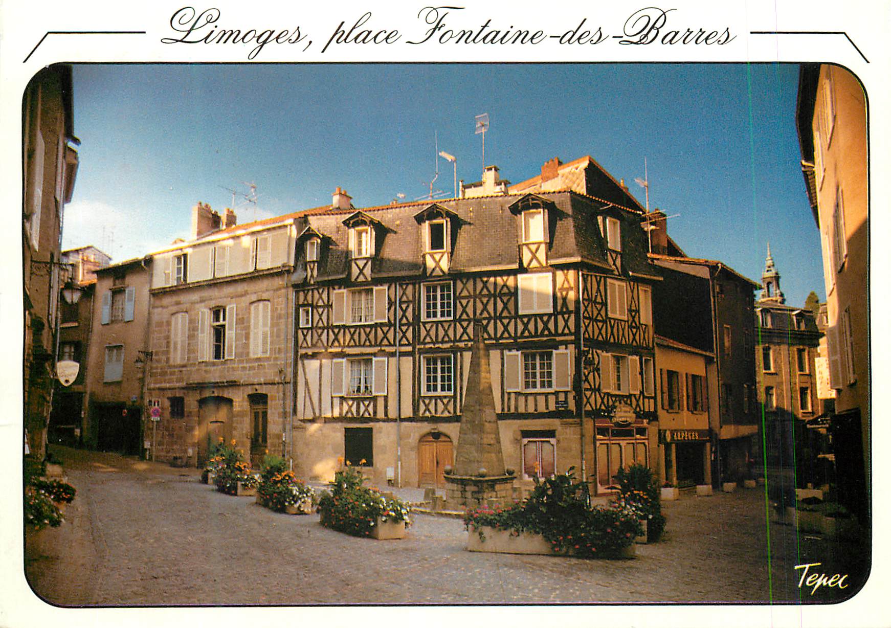 CPM Limoges place Fontaine des Barres Limoges Hte Vienne Vieux quartiers vers la prefecture