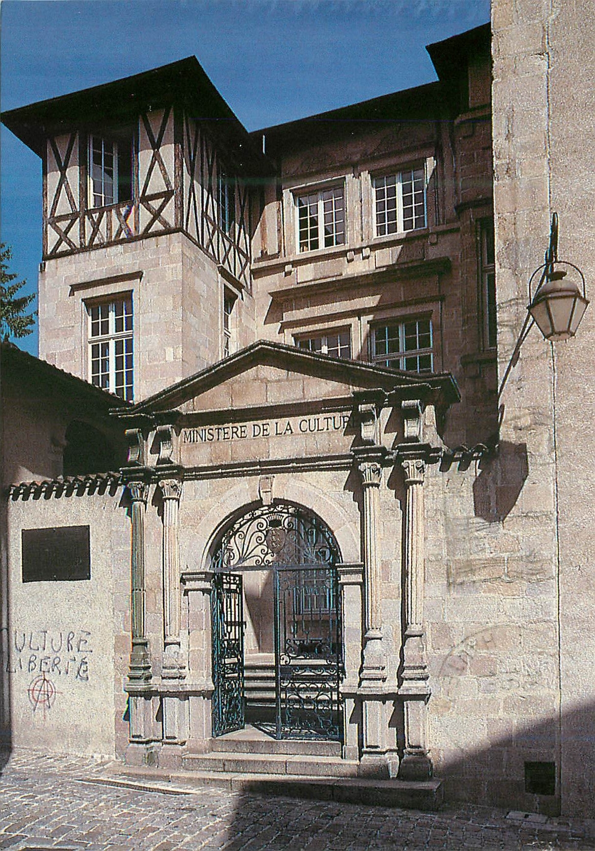 CPM Capitale de la porcelaine Limoges Hte Vienne Hotel Maldent entierement restaure xviie rue de la Haute Comedie