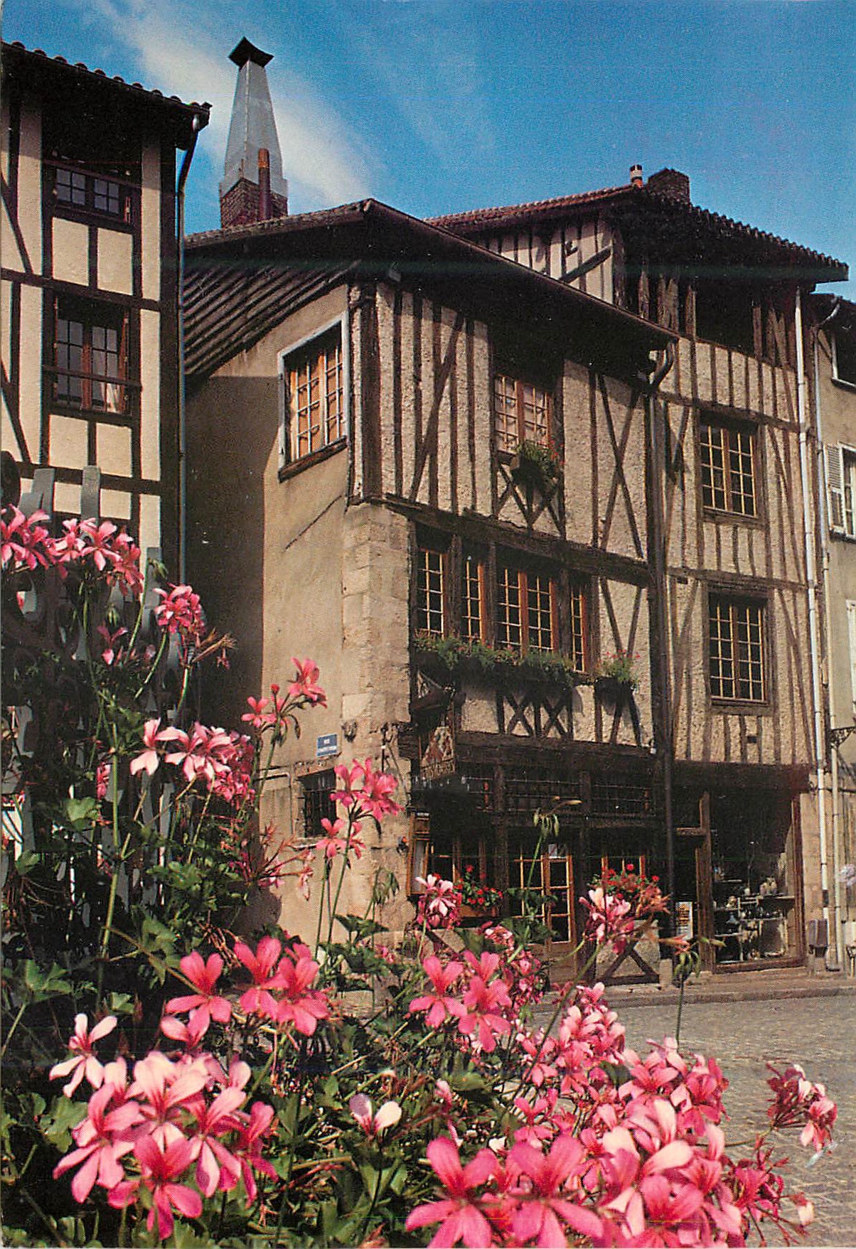 CPM Capitale de la Porcelaine Limoges Hte Vienne Rue de la Boucherie habitee depuis le parune corporation de bouchers Vi