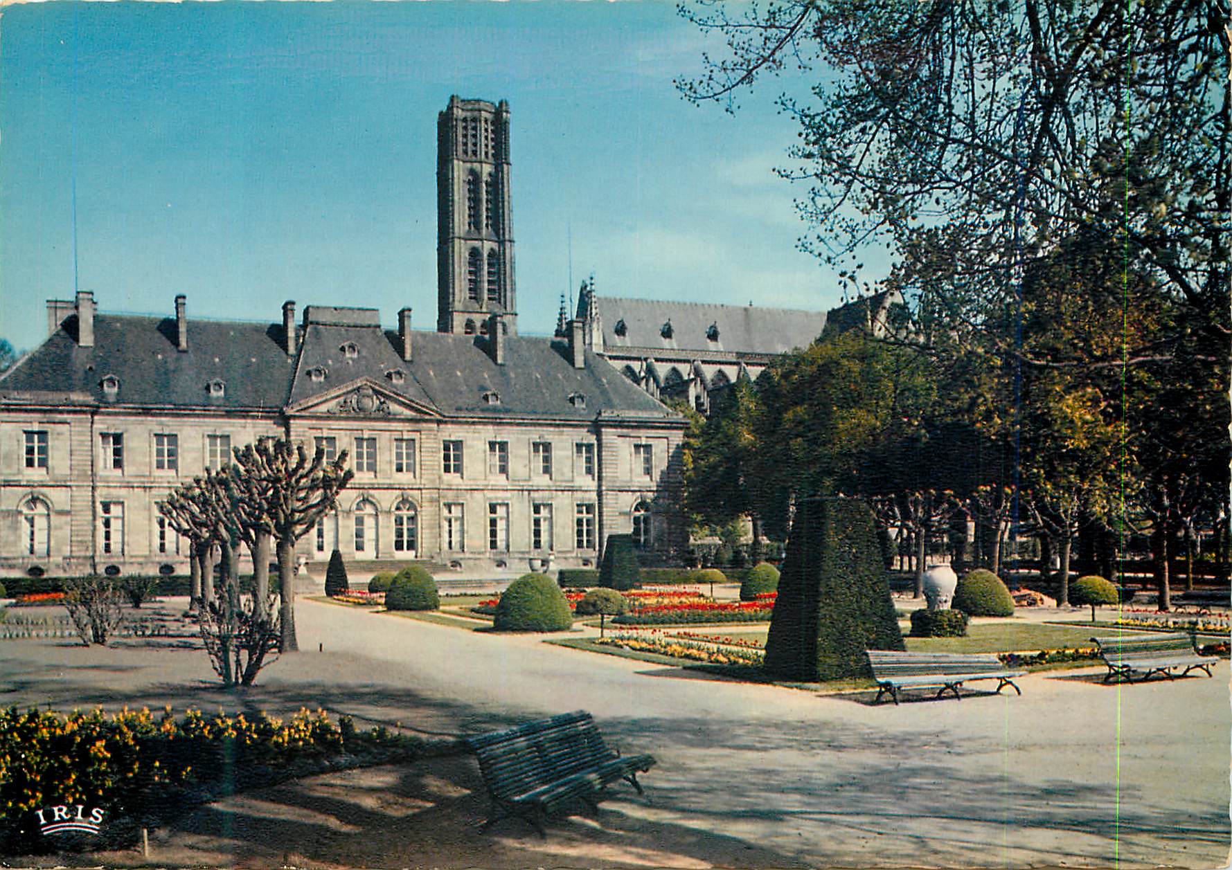 CPM Limoges Haute Vienne Les Jardins et la Palais de l Eveche xviii siecle au fond le clocher  de la Cathederale Saint E