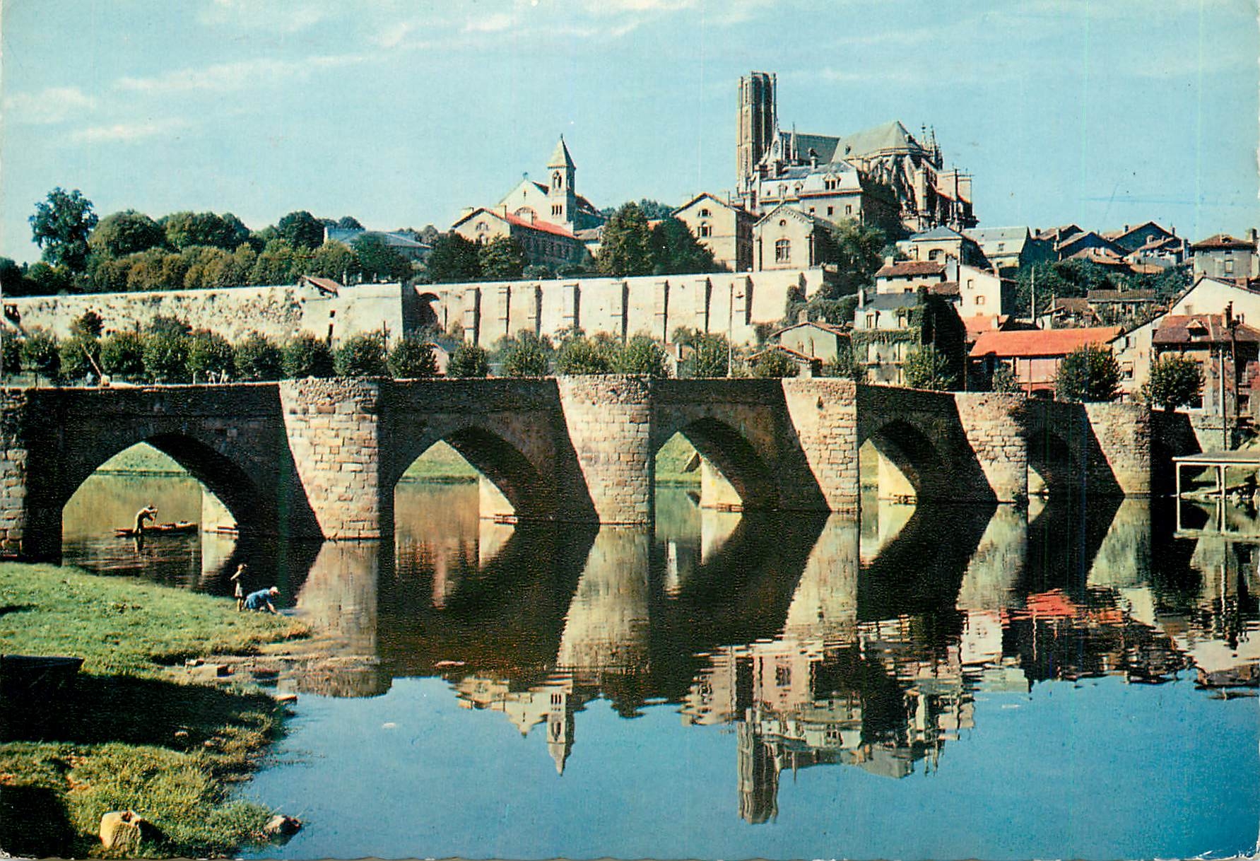 CPM Limoges Haute Vienne Le Pont Saint Etienne xii siecle Monument historique et la Cathedrale