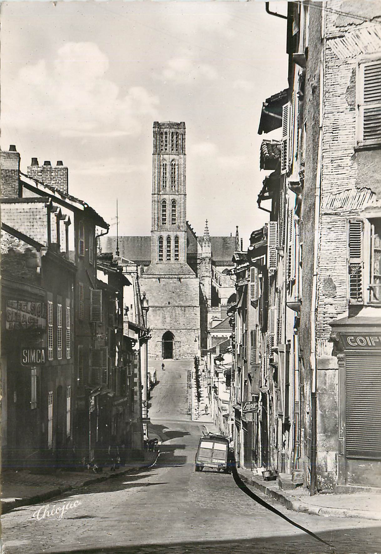 CPM Limoges Haute Vienne La Cathedrale et la rue des Petites Maisons
