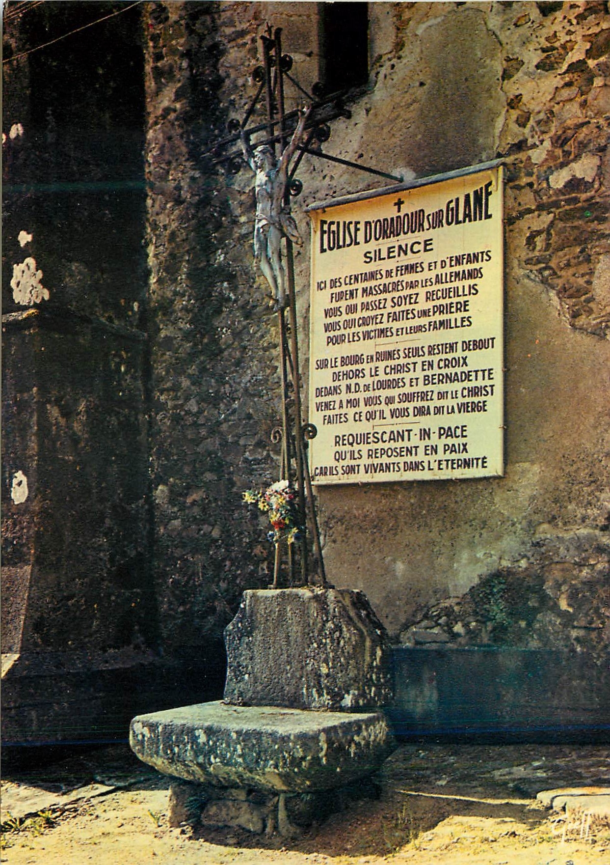 CPM Oradour sur Glane Haute Vienne Cite Martyre 10 Juin 1944 L eglise ou furent brules par les Nazis pres de femmes et e