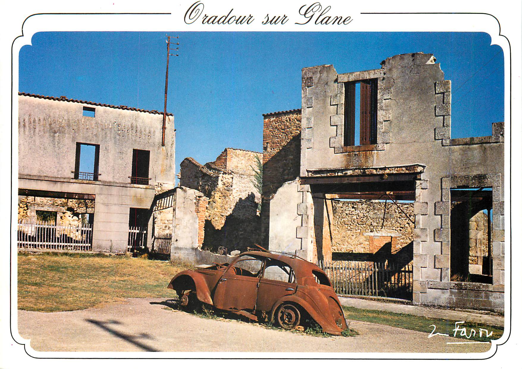 CPM Oradour sur Glane Haute Vienne Cite Martyre 10 Juin 1944 La maison et la vaiture du docleur Desourteaux qui rentrait