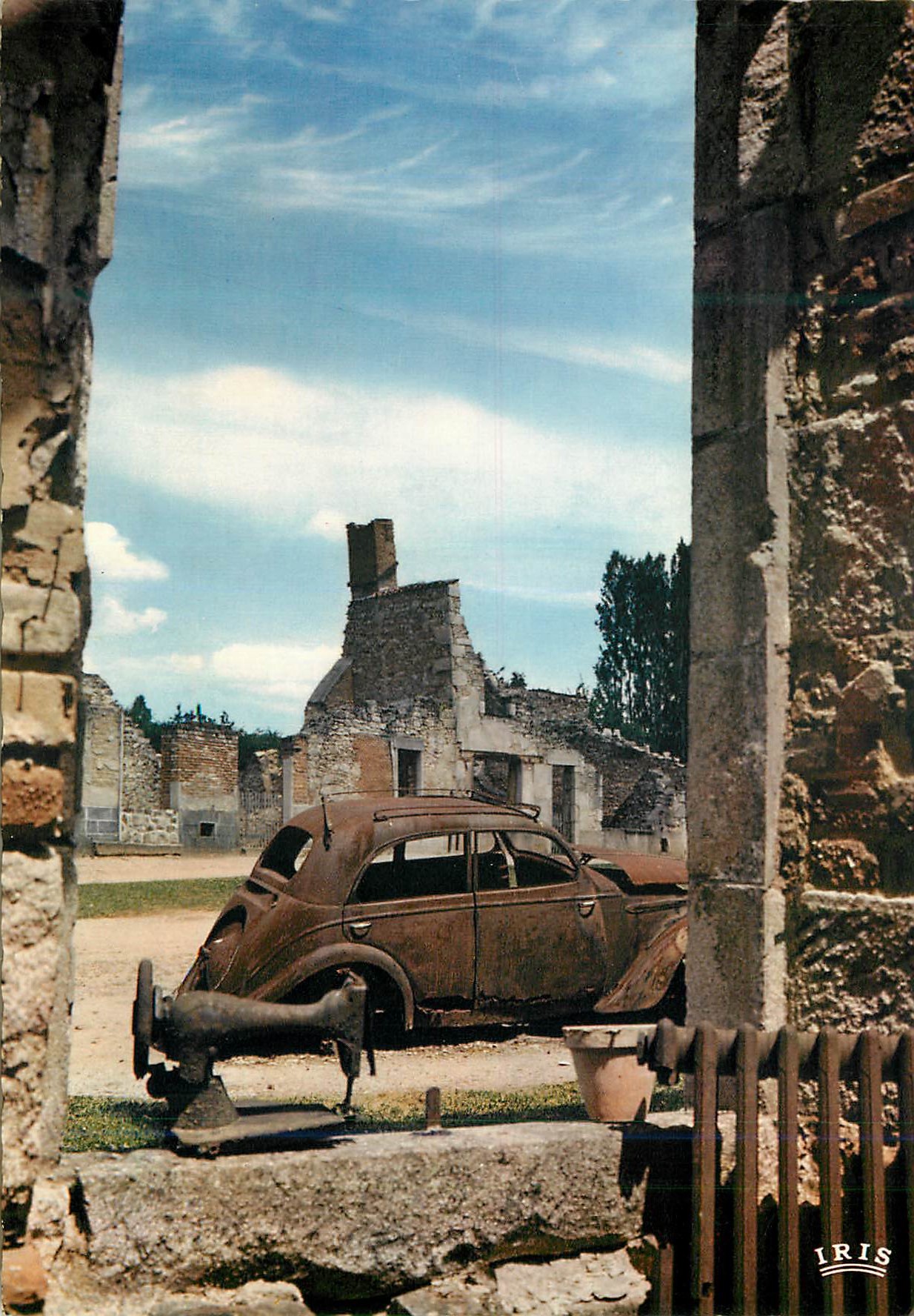 CPM Oradour sur Glane Haute Vienne Cite martyre 10 Juin 1944 L automobile du Dr Desourteau Militaria