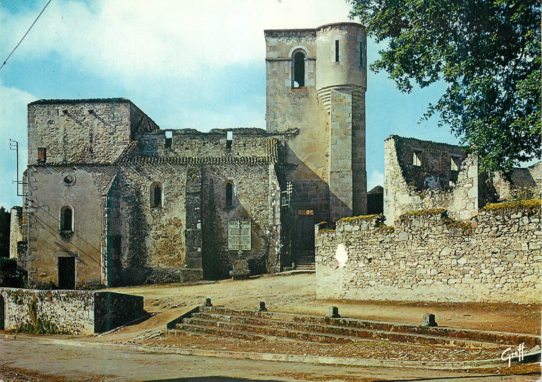 CPM Oradour sur Glane Haute Vienne Cite Martyre 10 Juin 1944 L Eglise ou furent brules par les nazis pres de femmes et e