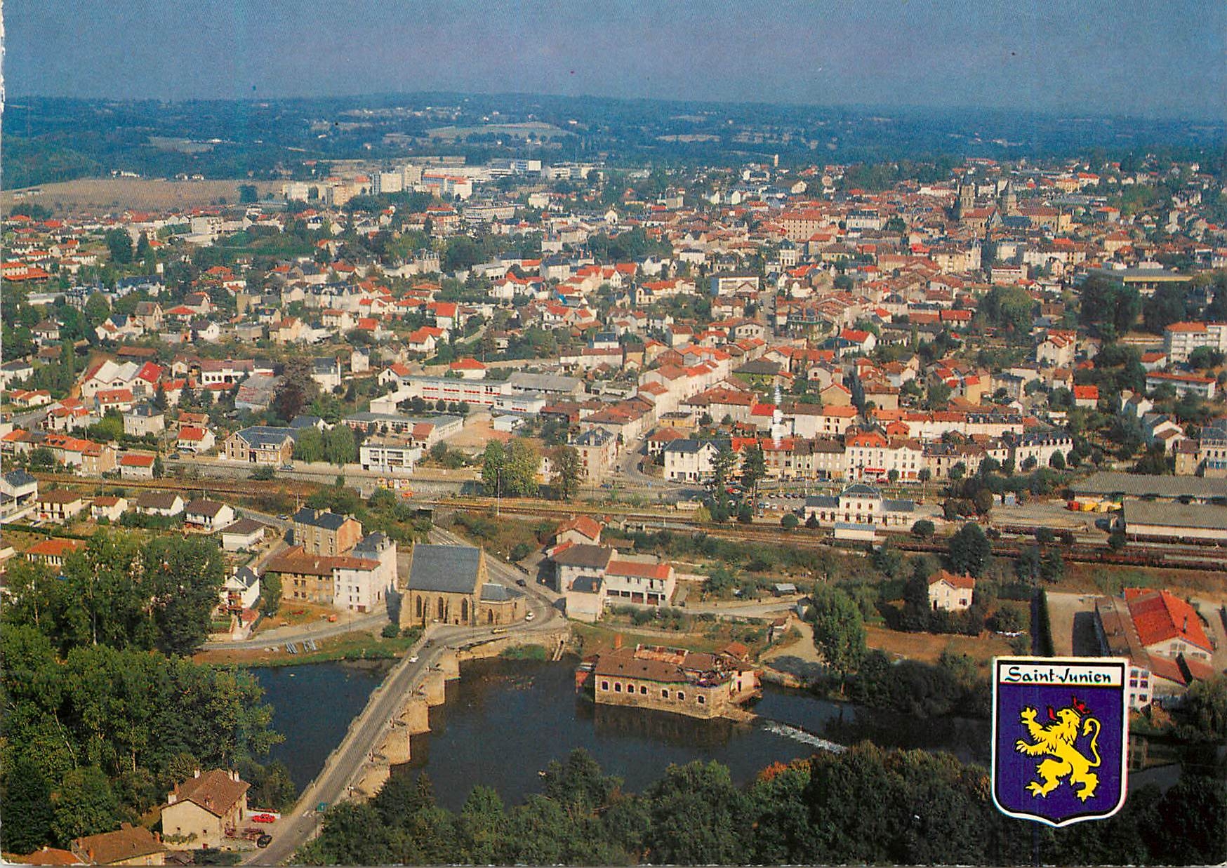 CPM Images de France Limousin St Junien Vue panoramique sur la ville avec au premier plan le vieux pont xii sur la Vienn