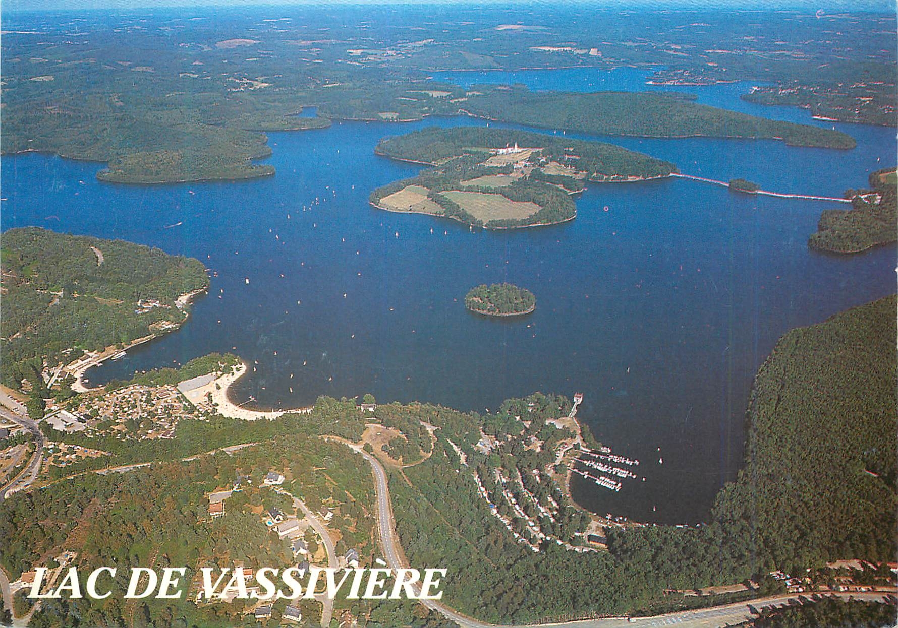 CPM Limousin La de Vassivieres Haute Vienne  et Creuse Lac artificiel L isle de Vassiviere reliee par un train a la pres