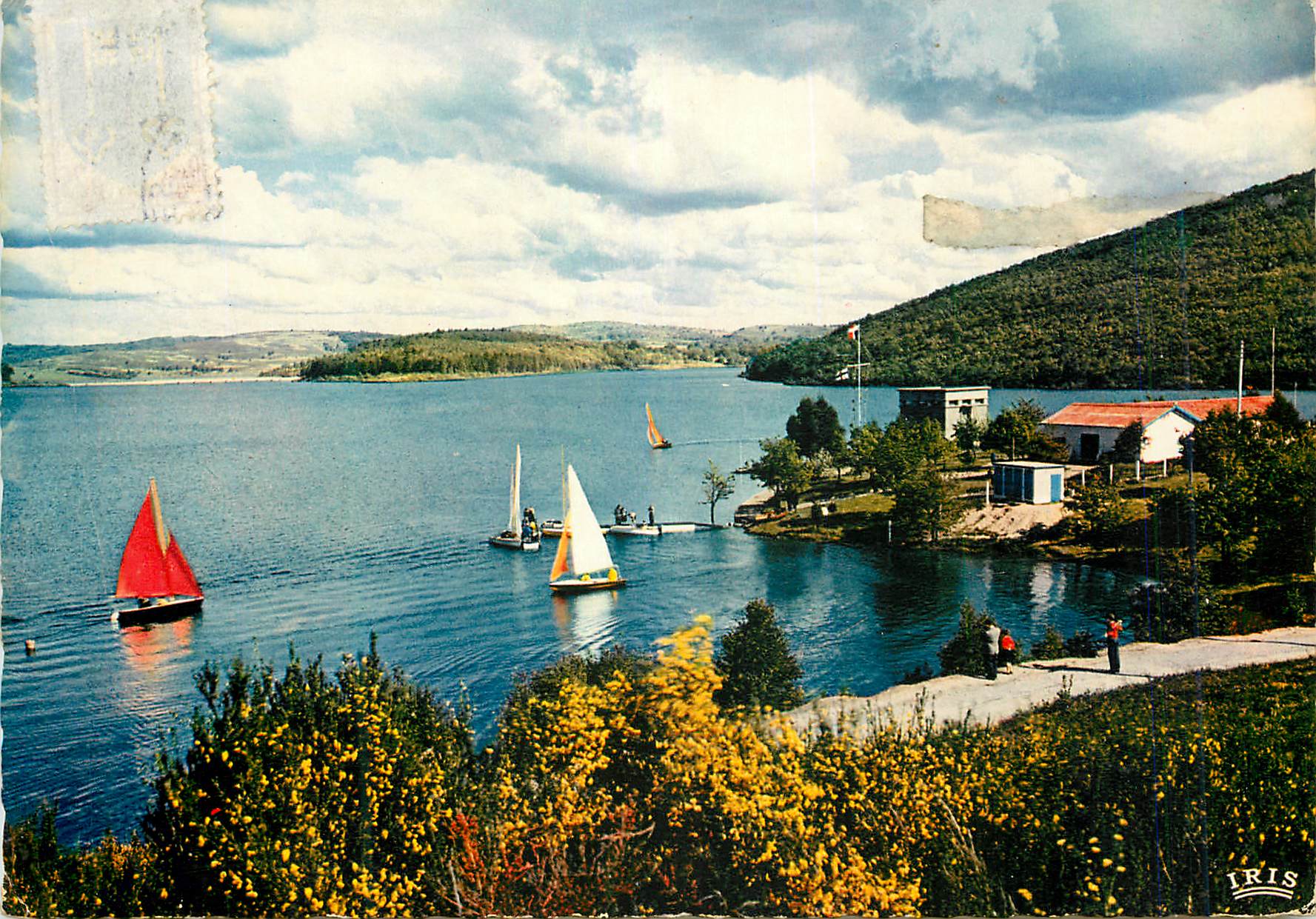 CPM Le Limousin Pittoresque Pres de Peyrat Le Chateau Le lac de Vassivieres l un des plus beaux du Limousin attire les t