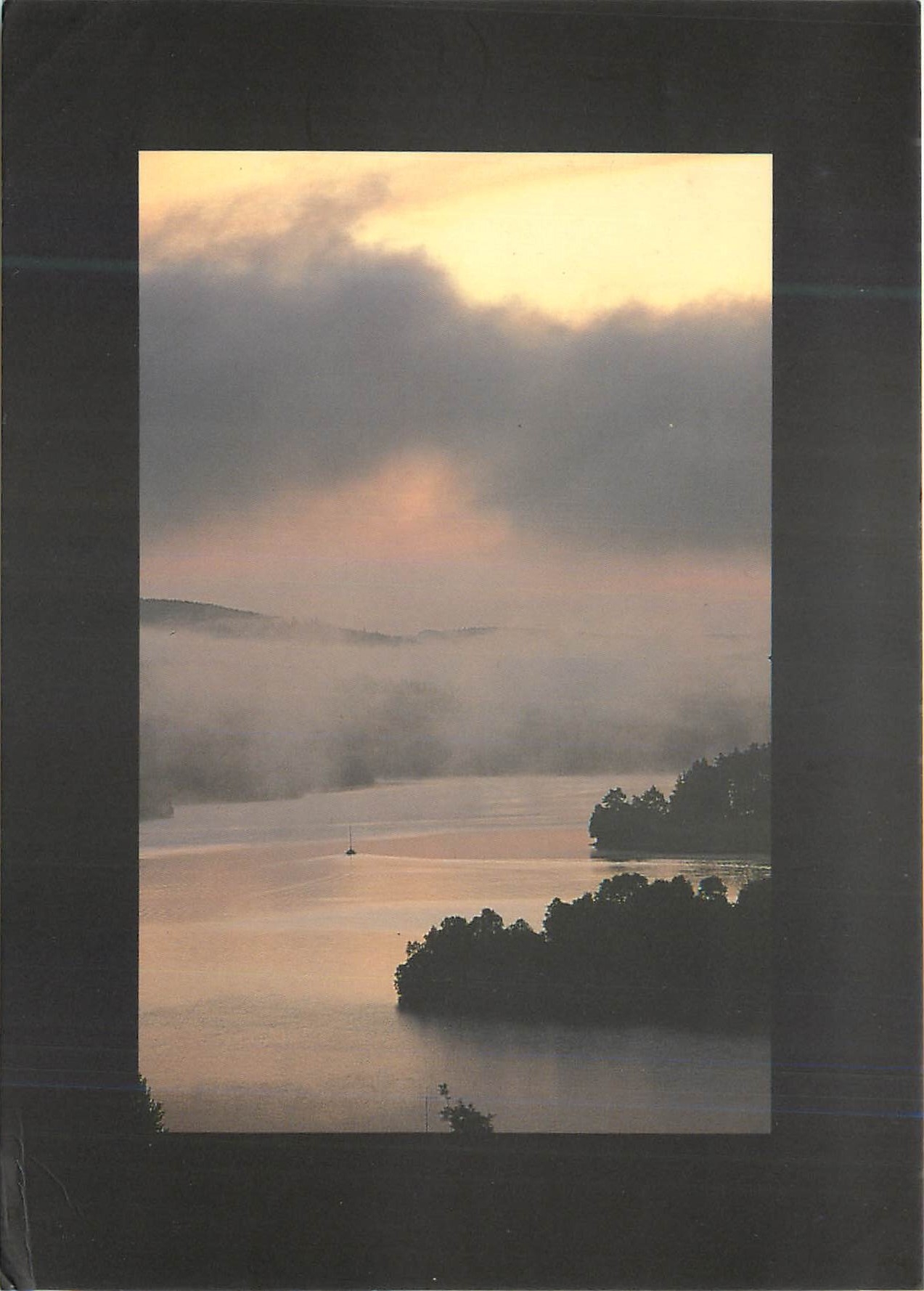 CPM Vassiviere en Limousin Lac de Vassiviere Brumes sur le lac Soleil levant