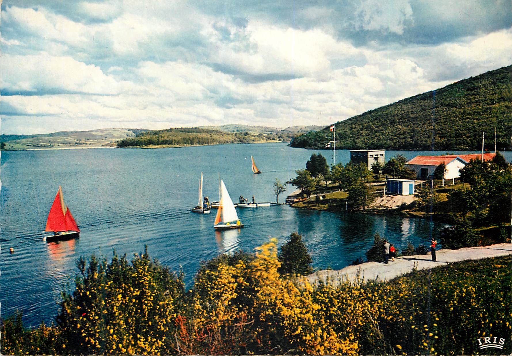 CPM Le Limousin Pittoresque Pres de Peyrat Le Chateau Le Lac de Vassiviere l un des plus beaux du Limousin