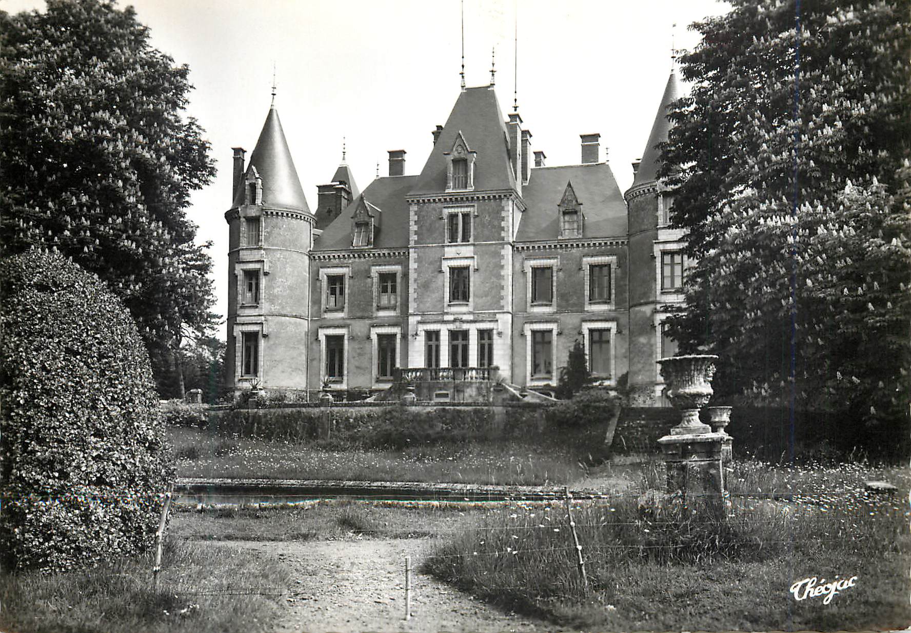CPM St Bonnet Briance Hte Vienne Chateau de Neuvillars