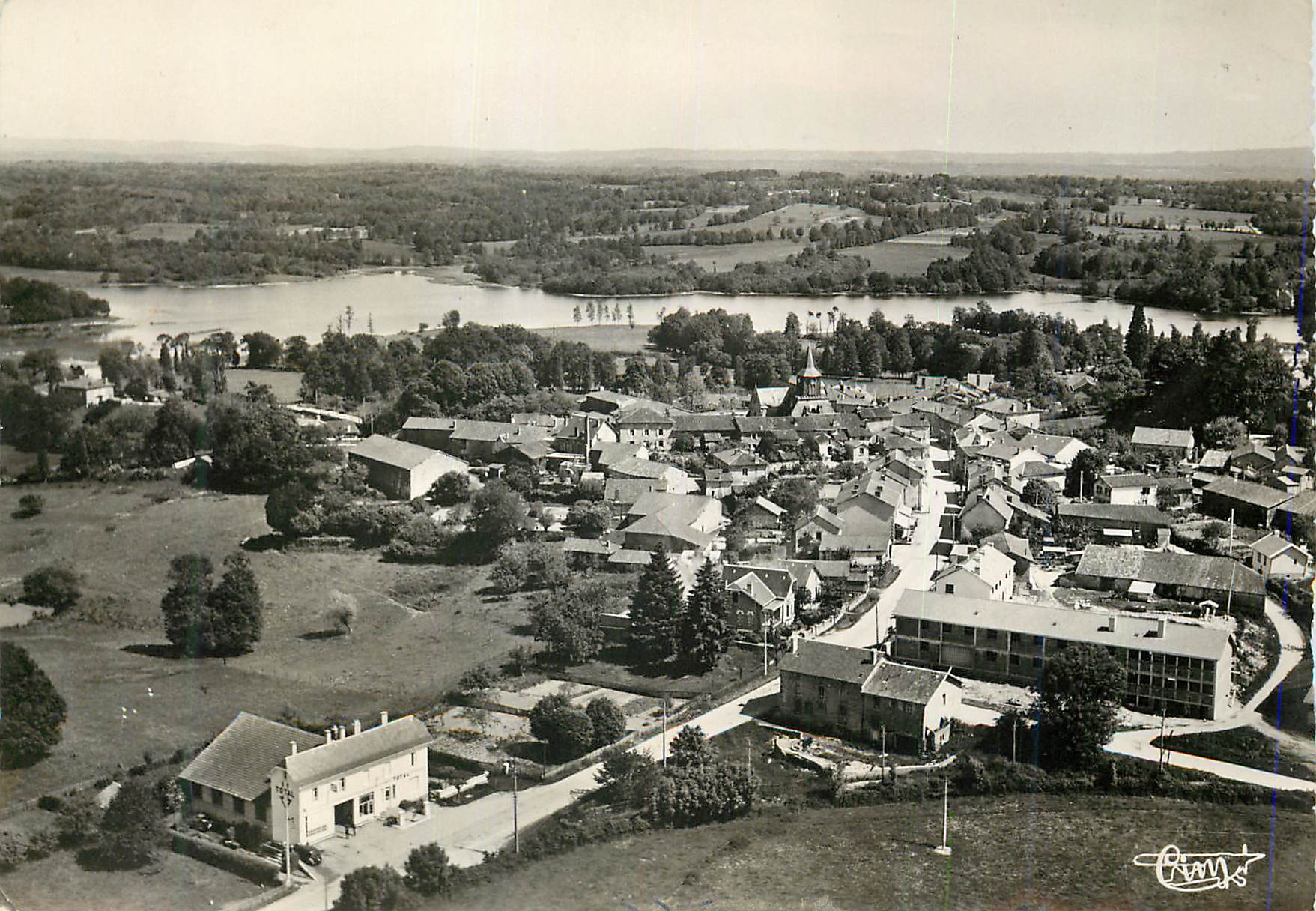 CPM Cieux Hte Vienne Vue generale du Bourg et de l Etang