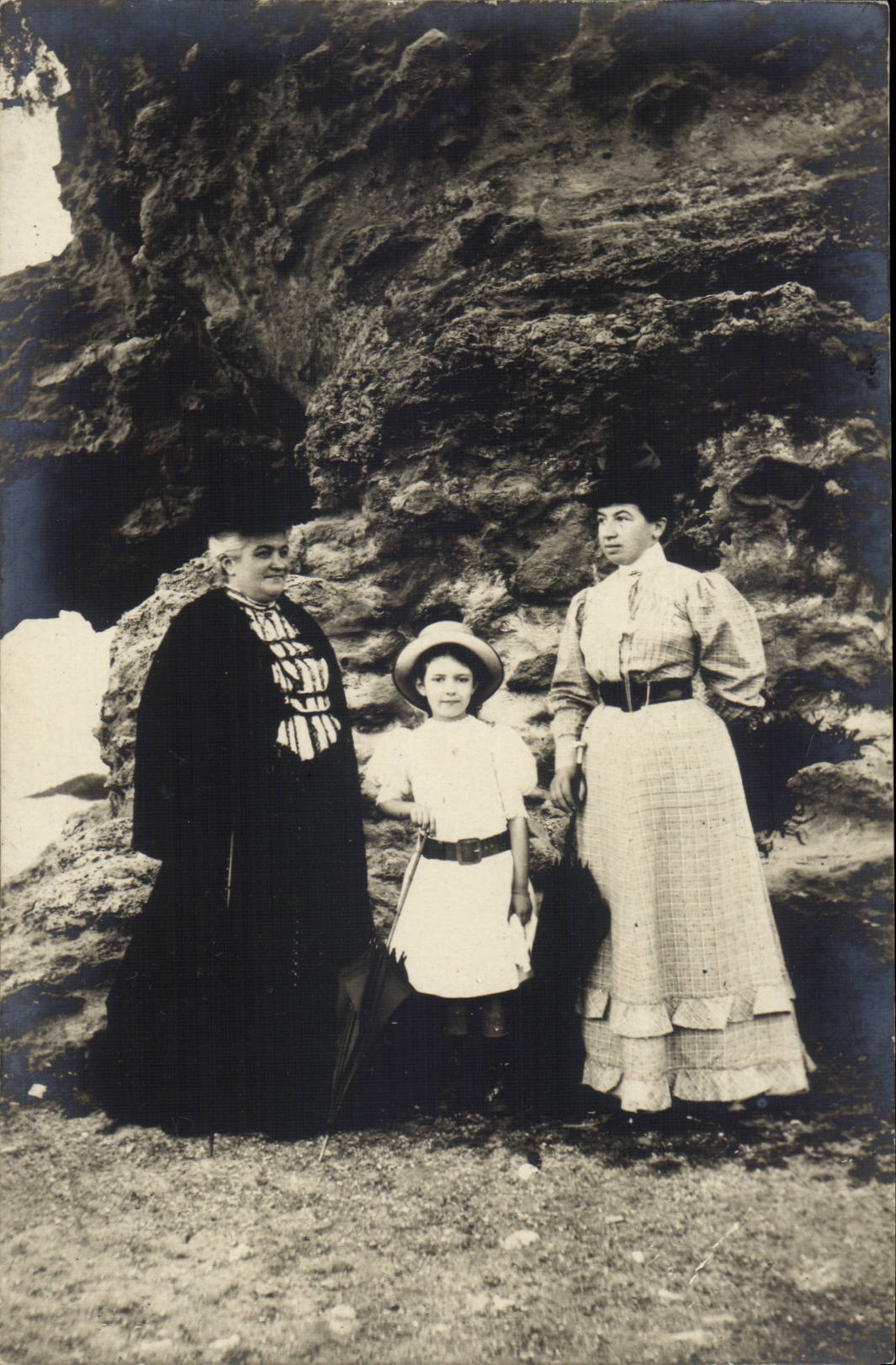 CPA Carte photo famille a la plage