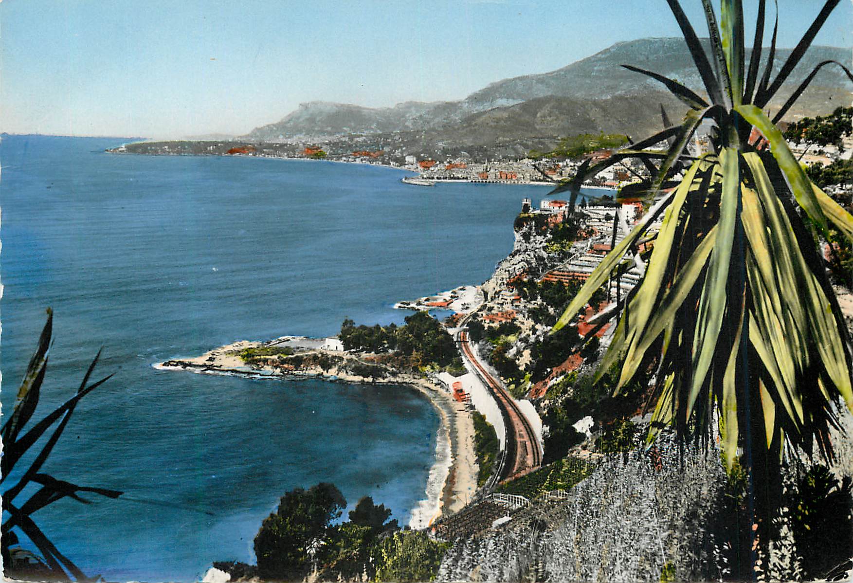CPM La Cote D Azur Grimaldi Italie Dans le fond