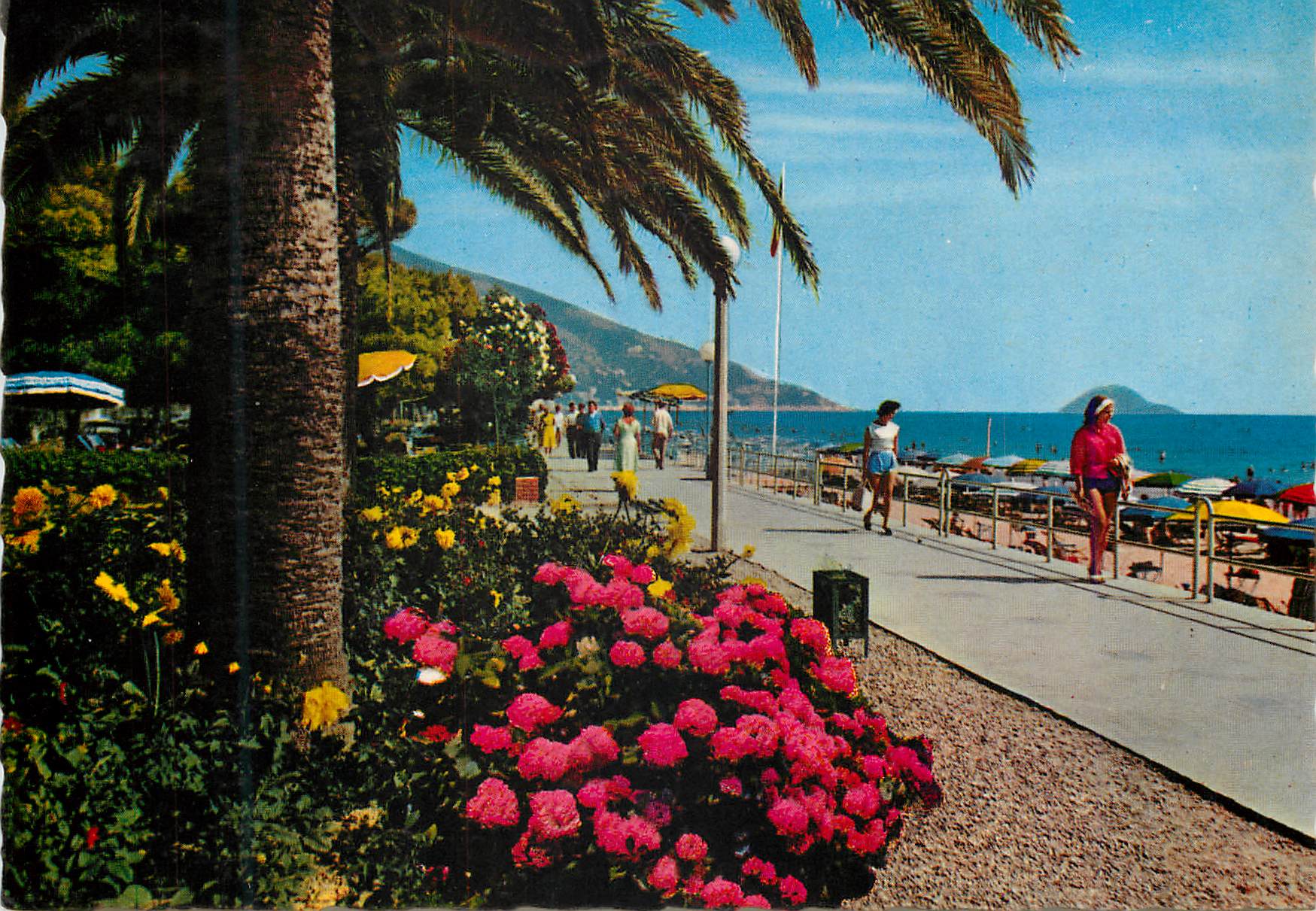 CPM Riviera des fleurs Alassio Promenade le long de la more et plage
