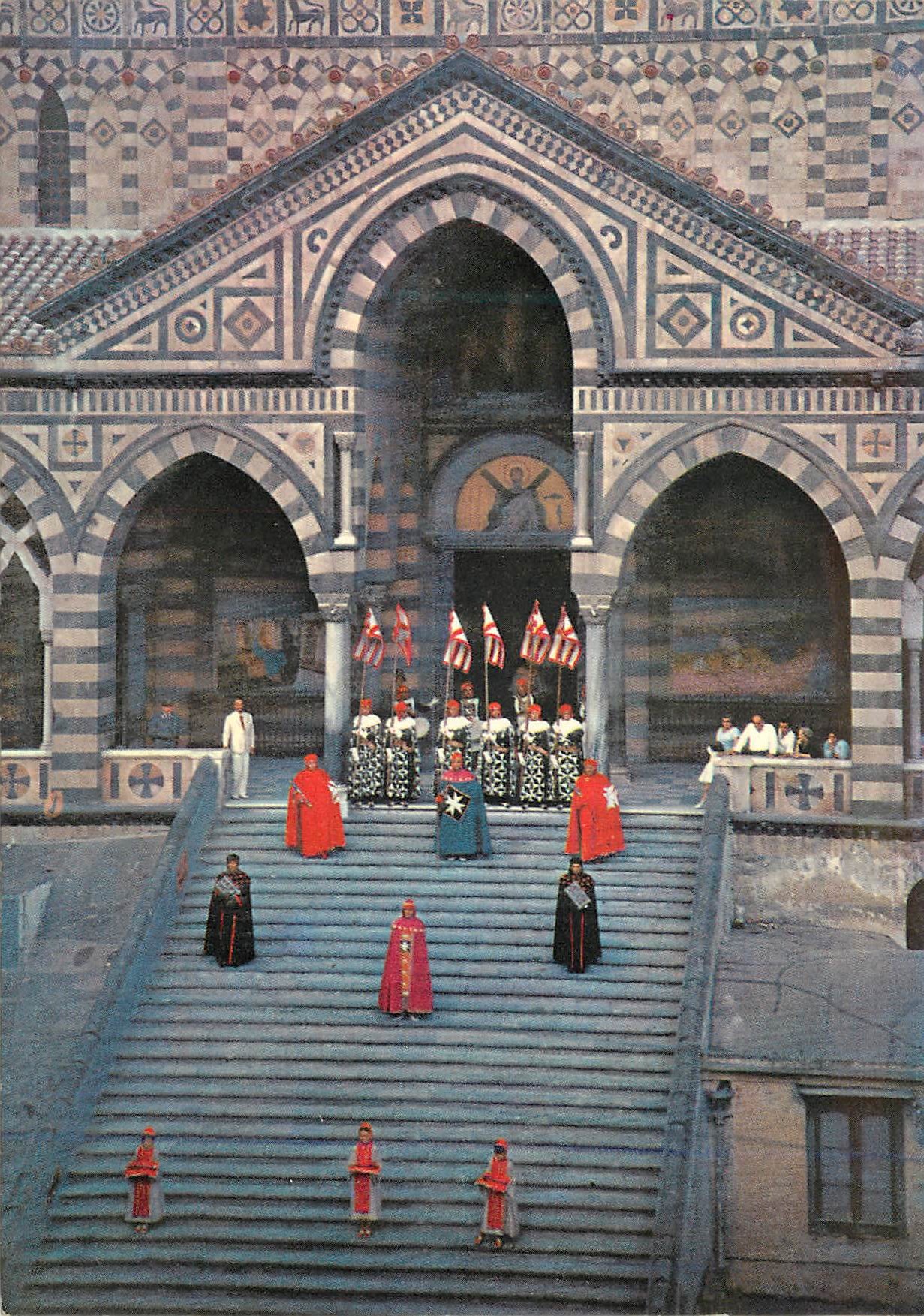 CPM Amalfi La Cathedrale Costumes historiques de la Republique d Amalfi