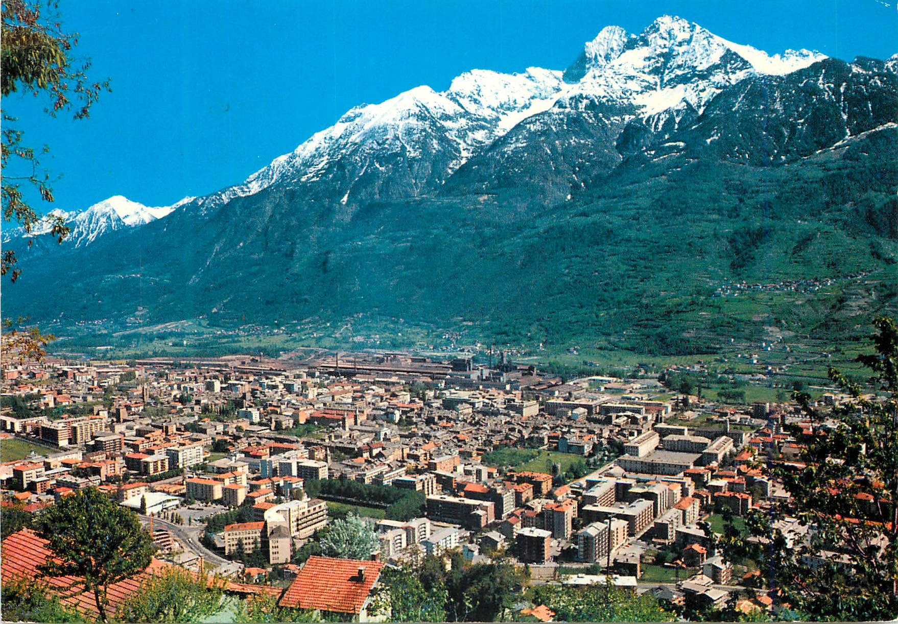CPM Aosta Vue generale au fond Mont Emillus