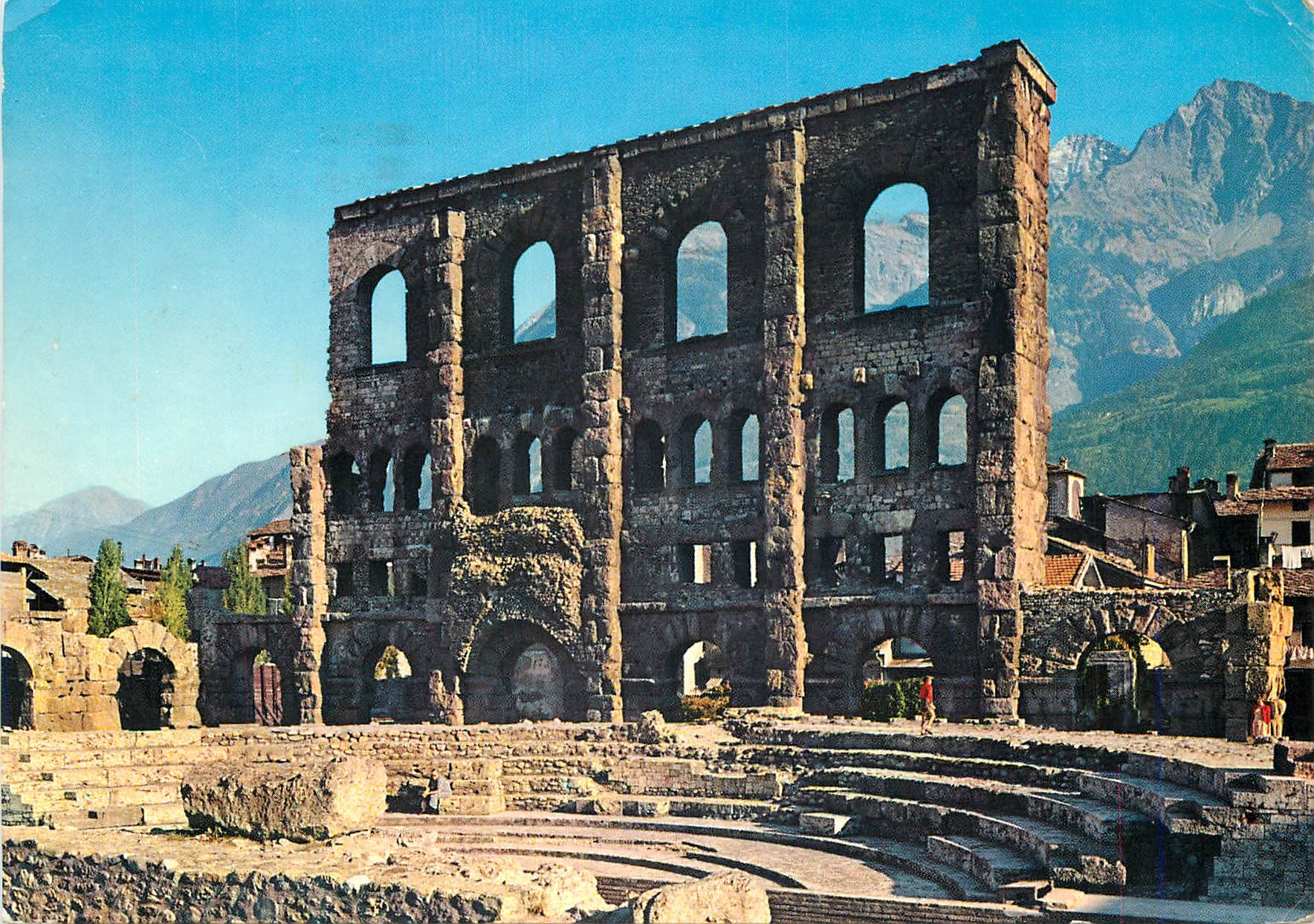CPM Aosta Theatre Romain au fond le M Aemillus