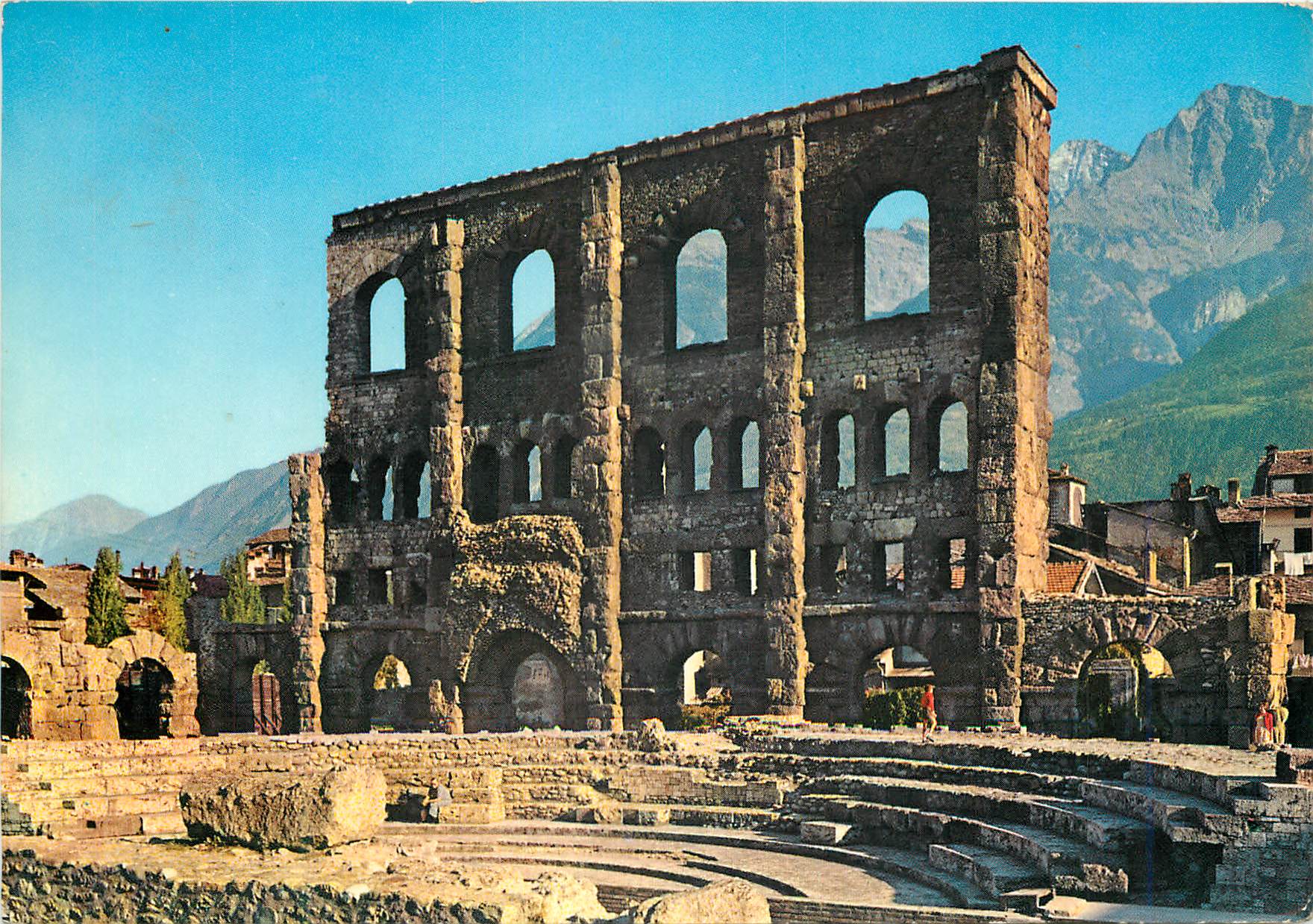 CPM Aosta Teatre Romain au fond le M Aemillus