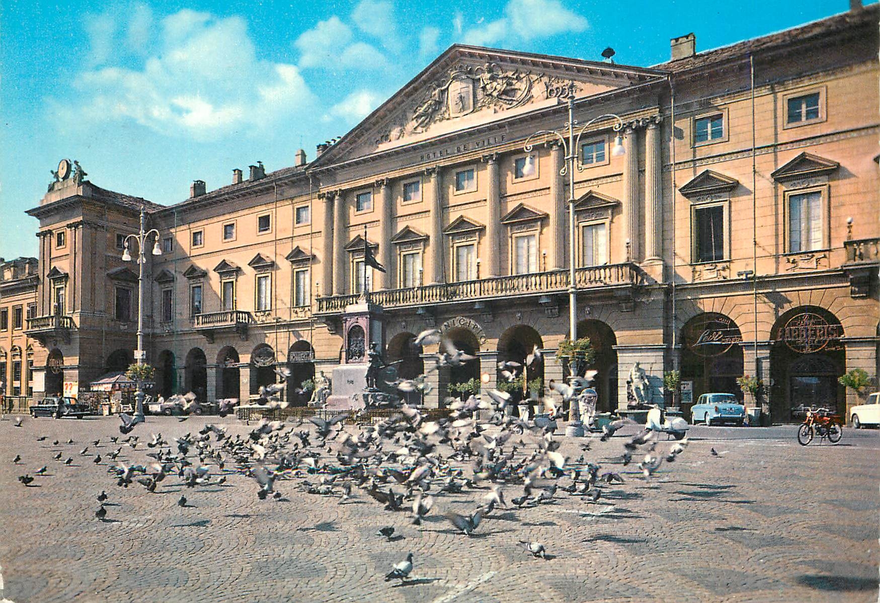 CPM Roman Place E Chanoux et Hotel de Ville