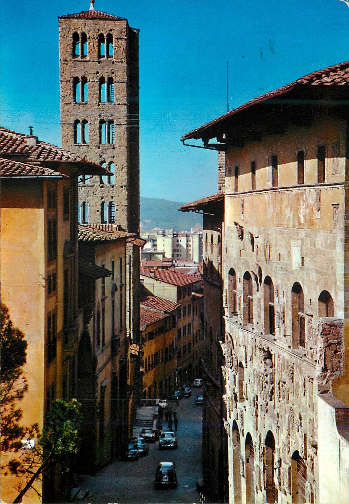 CPM Arezzo Palais Pretorial et Rue des Pileatt