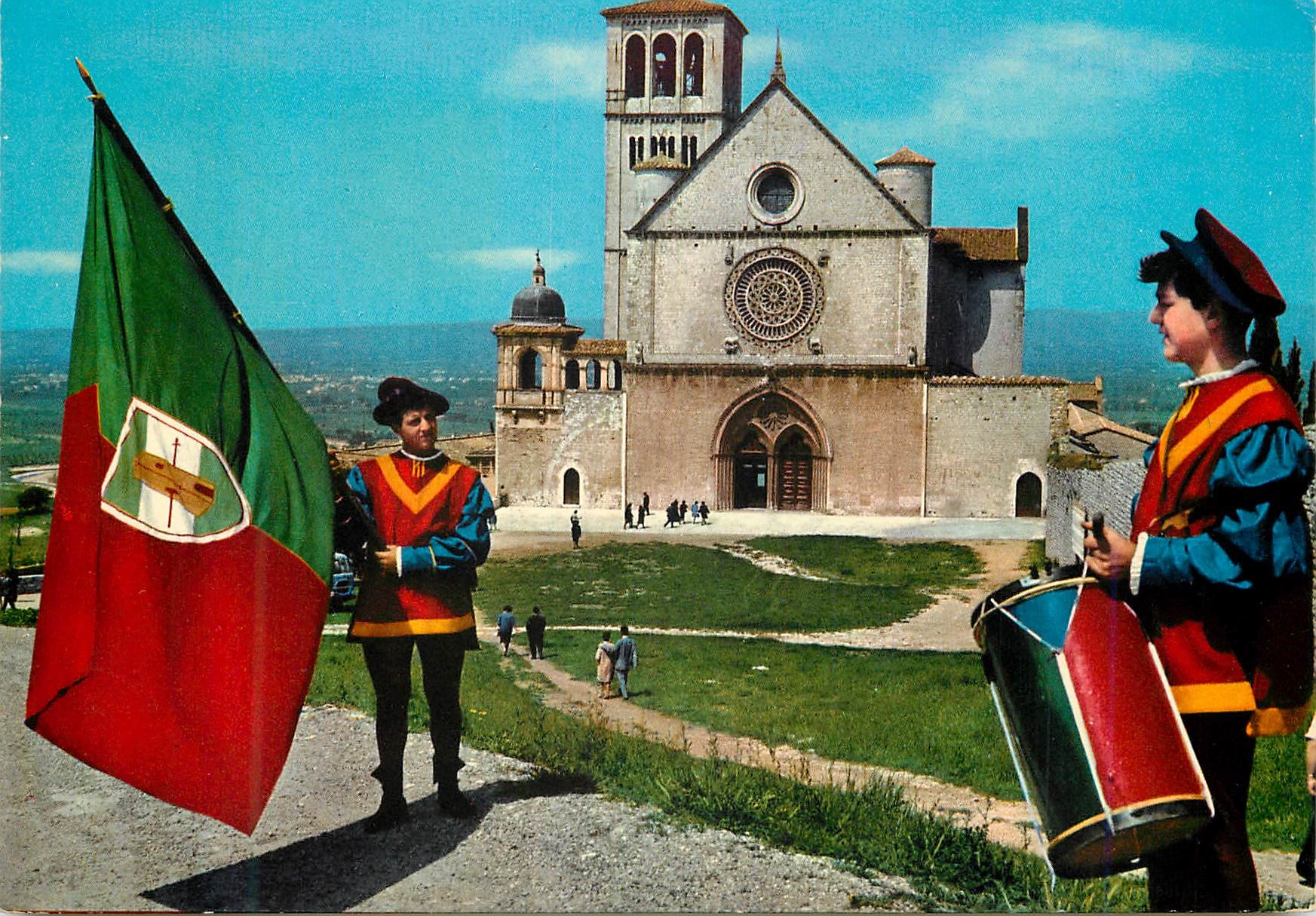 CPM Assisi Manifestation folklorique de Calendimaggio Valers devant la Basilique Superiaura de St Francois