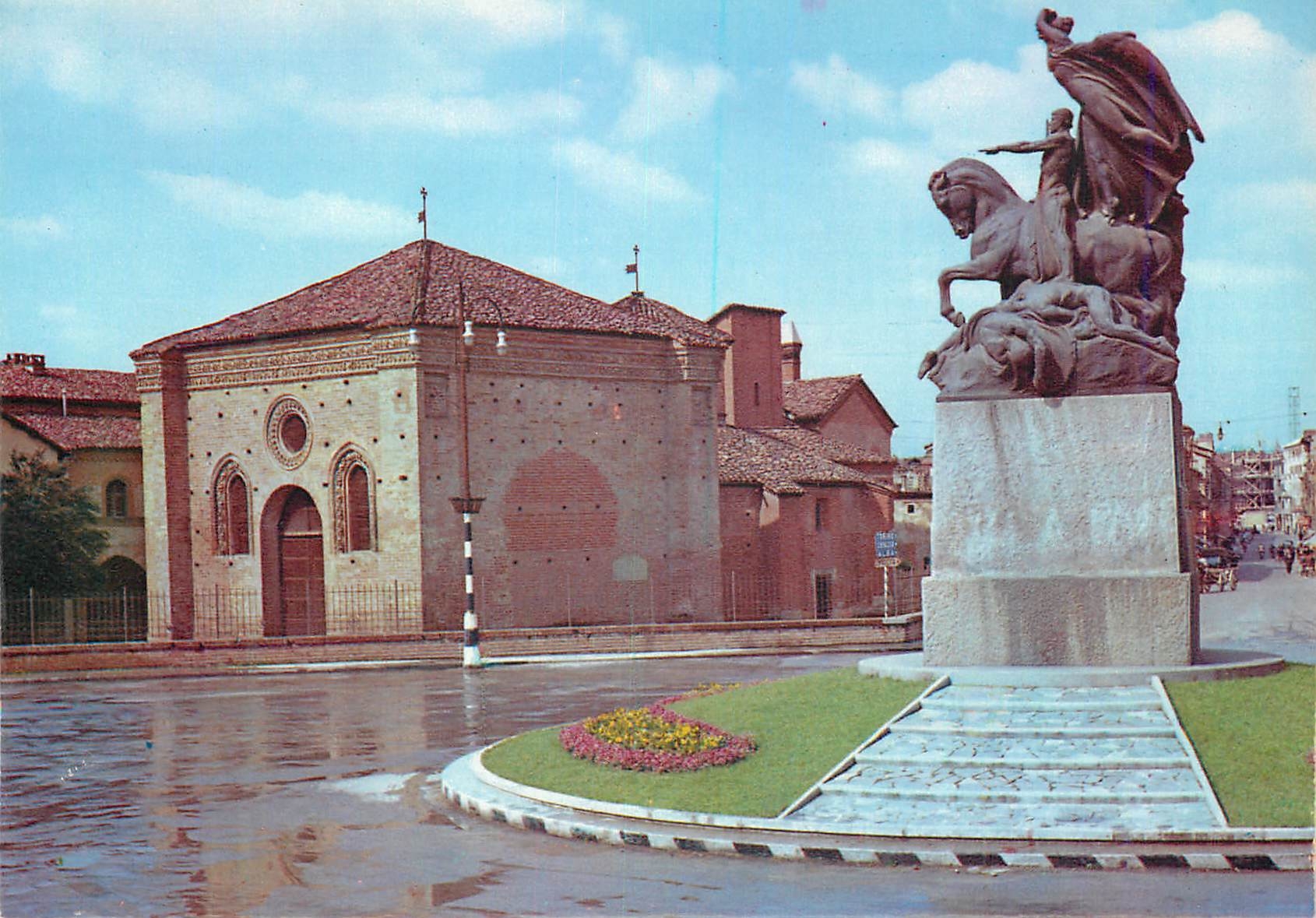 CPM Le monument aux morts et la Baptistere de St Pierre
