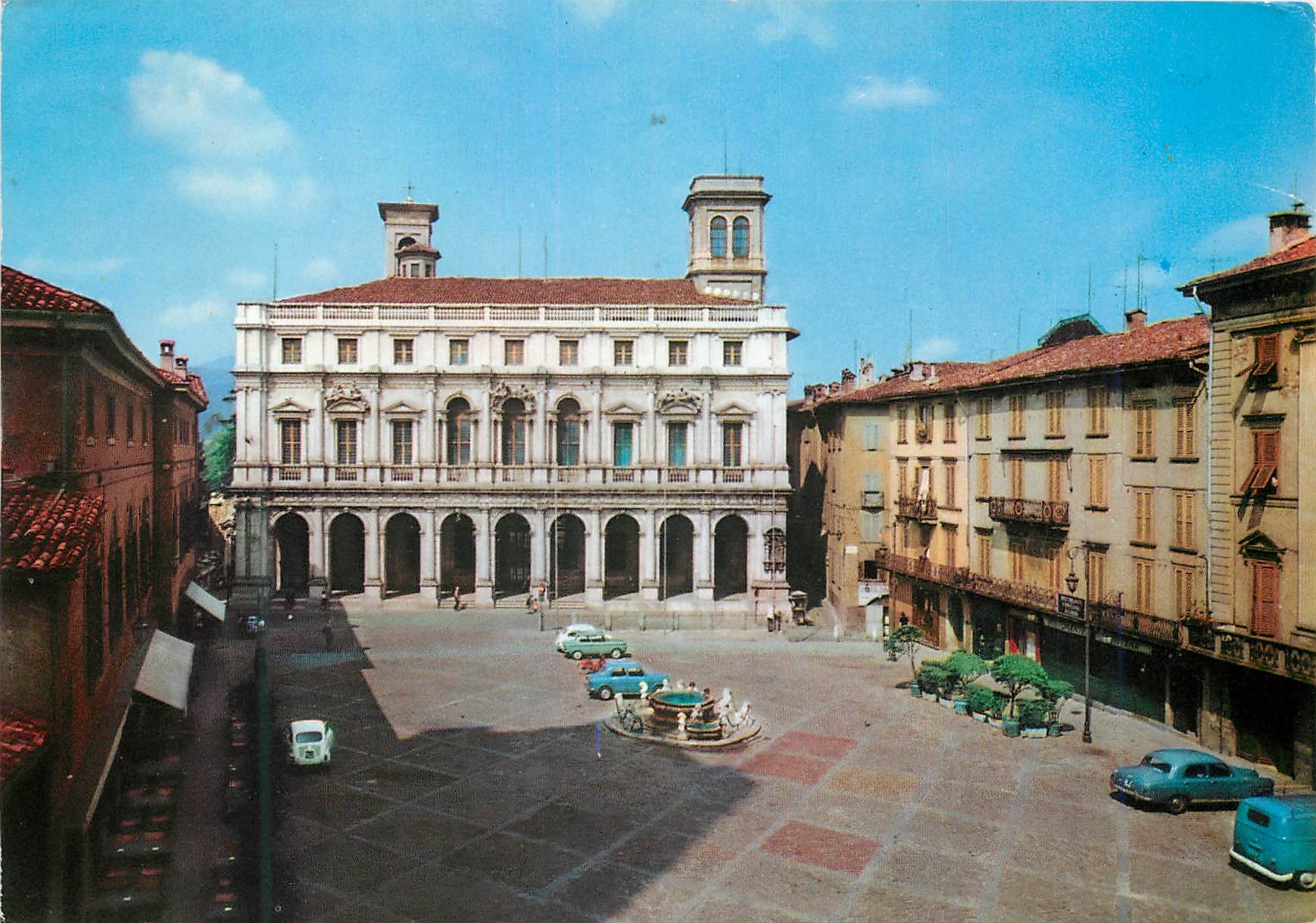 CPM Bergamo Alta Plazza Vecchla Fontaine et Contarini et Bibliotheque Municipale