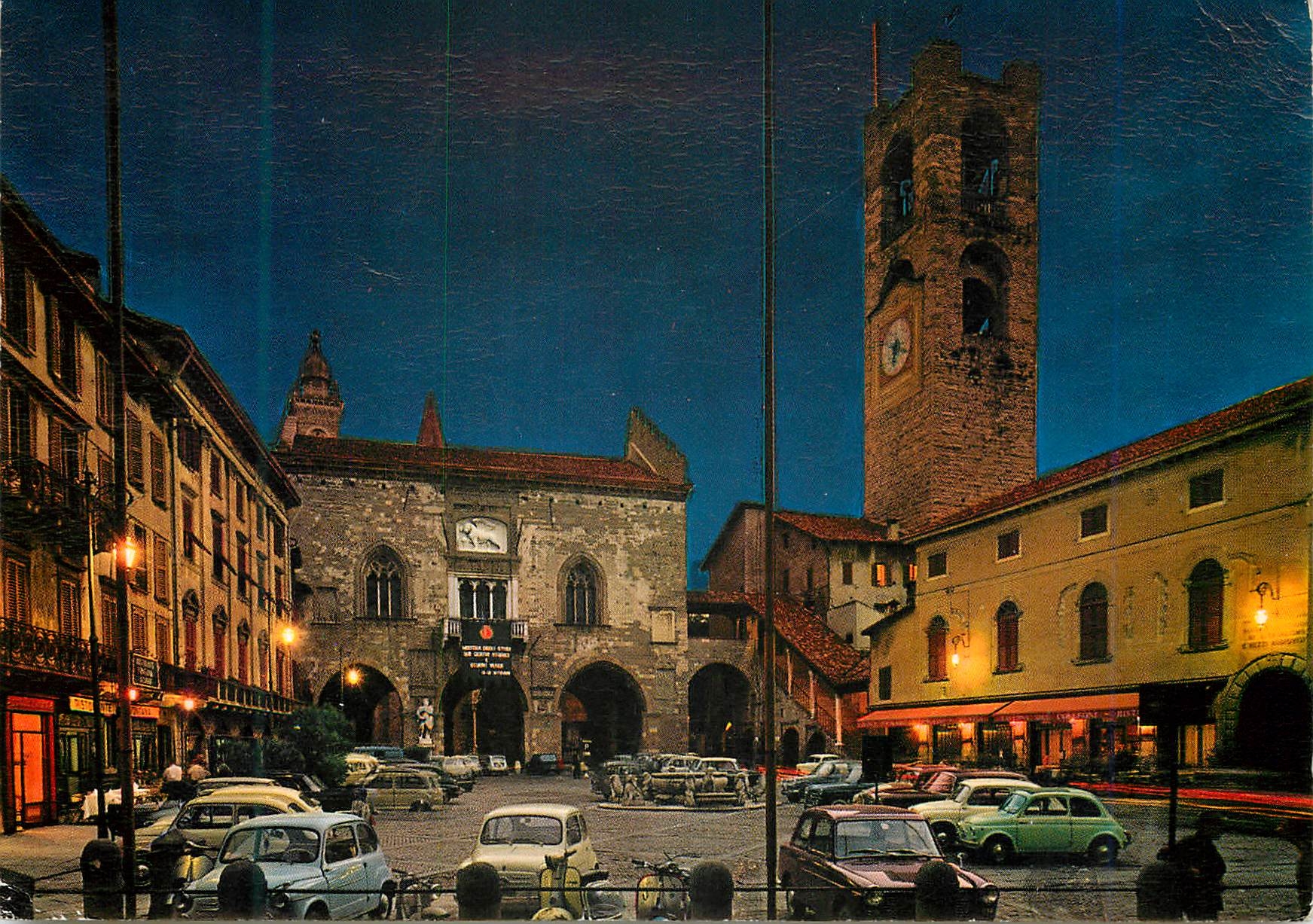 CPM Bergamo la nuit Vieille Place Tour communale d originale romaine
